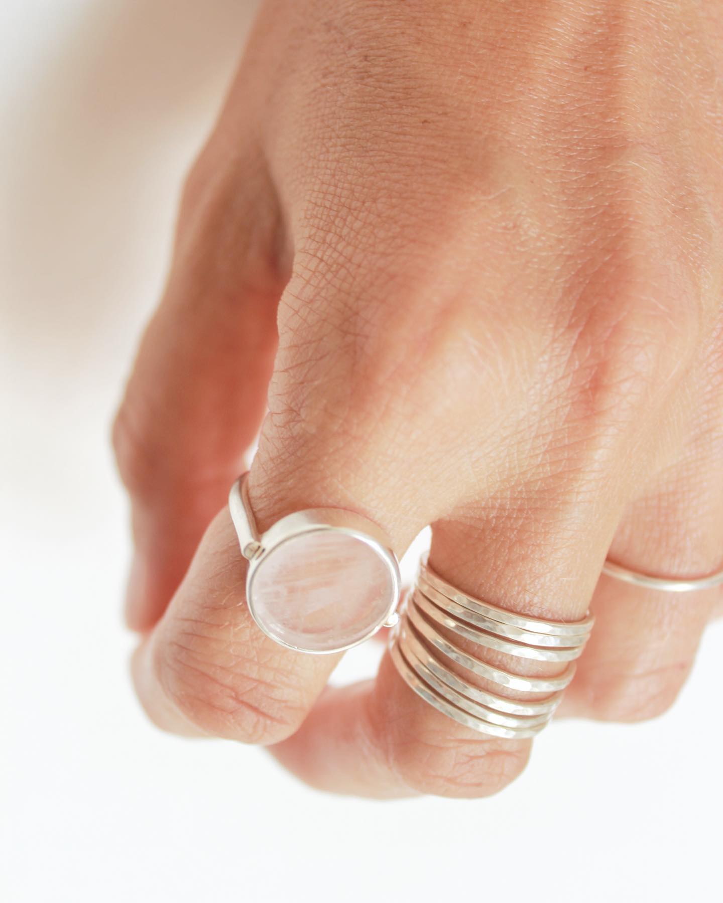 Quartz rose + semainier martelé 🌞
À retrouver sur www.lesudatelier.fr
#lesud #madeinsouthoffrance #baguefaitmain #artisanbijoux #bijouxlovers #eshopbijoux #baguetendance #baguecoeur #bijouxhautefantaisie #bijouxfantaisiefaitsmain #accumulationbijoux #quartzrosebijoux #semainiers