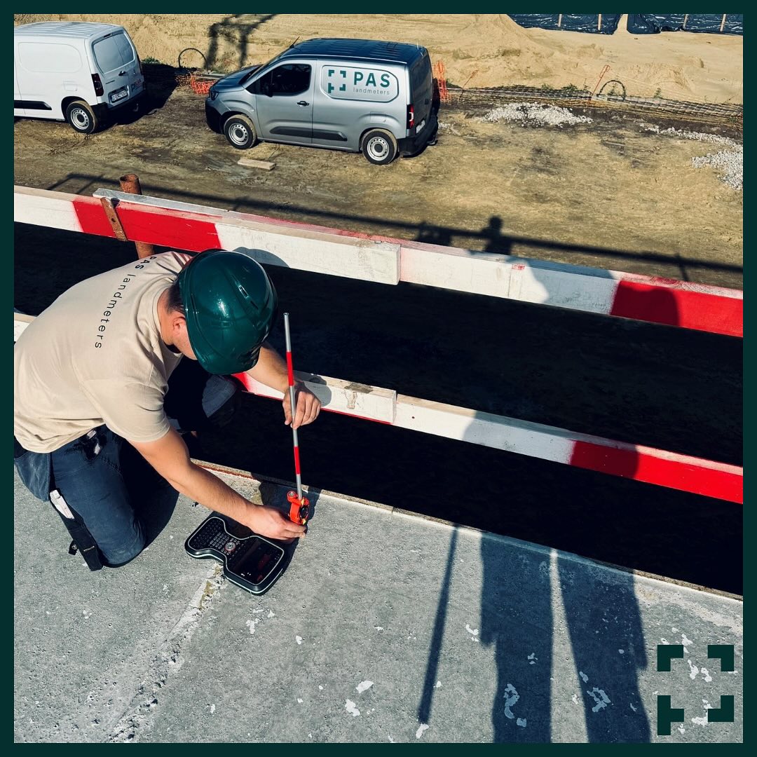 UITZETWERK 📍
Het secuur uitzetten van de hoeken van de muren, raam- en deuropeningen op de betonplaat en visueel markeren van deze punten om een nauwkeurig en duidelijk uitzetwerk af te leveren aan de aannemer.