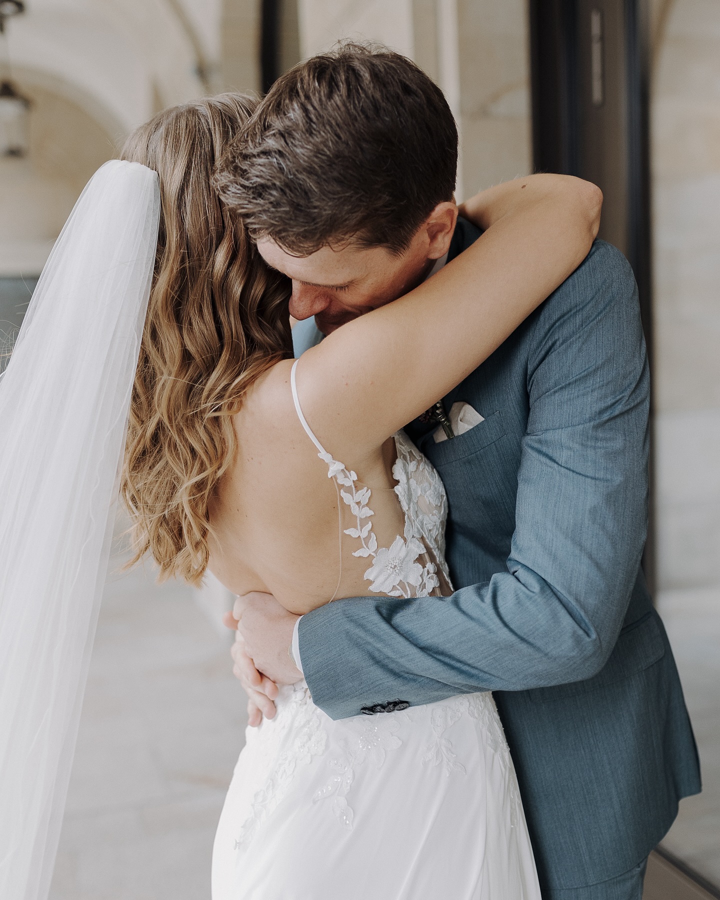 „Nobody ever made me feel this way“ ist aus einem Lied was bei der Trauung von F&M von @alexseeger_ gesungen wurde. Diese Worte beschreiben diese Paarfotos an ihrer Hochzeit ganz gut. Beim Kennenlernengespräch mit den beiden war es direkt ein Match. Die beiden hatten ganz genaue Vorstellungen von ihrem Tag und er sollte sich trotzdem leicht und schön anfühlen. Wenn man alleine eine Hochzeit plant gar nicht so einfach. Ich finde dieses Gefühl ist den beiden super gelungen.
Während der Paarfotos am Hochzeitstag ist es mir wichtig, dass die Paare eine kleine Miniauszeit bekommen und sich mal so richtig wahrnehmen. Wahrnehmen, dass sie jetzt offiziell verheiratet sind und all' ihr lieben extra für sie gekommen sind und sie diesen gemeinsamen Weg auf die nächste Ebene bringen. Sich mal richtig anschauen, küssen, fühlen und auch mal eine richtige schöne lange Umarmung, wenn man es gerade braucht. Einfach nur fühlen und genießen, dass man JA zu seinem Lieblingsmenschen gesagt hat.
Styling: @luisajakschies.mua 🤍