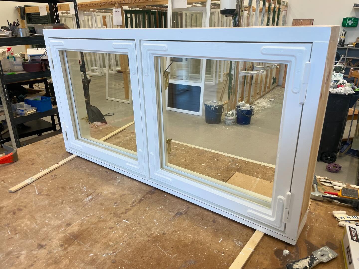 Nytillverkat kopplat fönster med hörnjärn, Kulturglas och energiglas, linoljefärg och vackra beslag i gjuten mässing!👌
#snickeri #fönster #jämtland #morinsfönsterhantverk