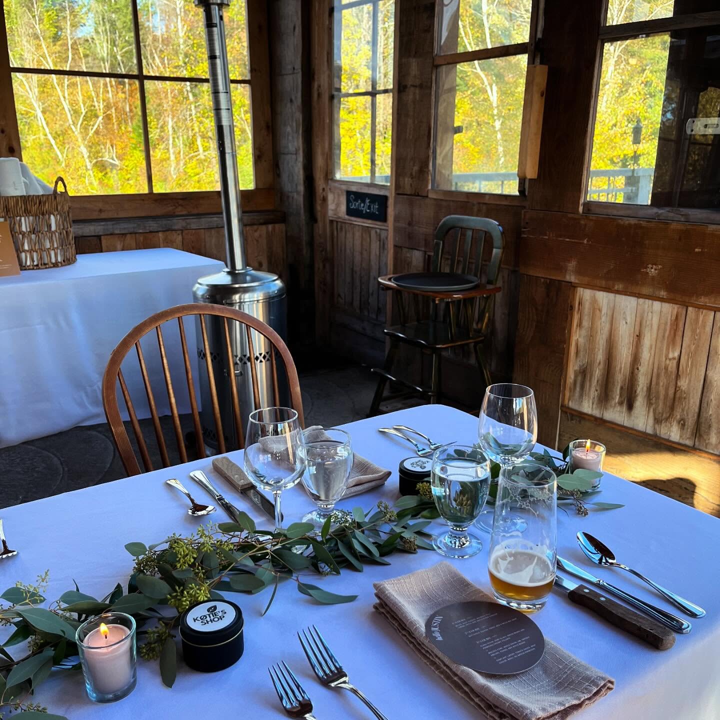 We had the pleasure to provide candles to yet another beautiful wedding this Autumn 🍂 we are always so touched when clients pick our small boutique to make their gifts to their guests. 🥲 thank you @vanessa_cardui !
#weddinggiftsidea #weddingguest #weddinggift #weddingfavors #weddingfavours #giftideas #gift #giftboxes #montreal #mtl #514 #localbusiness #local