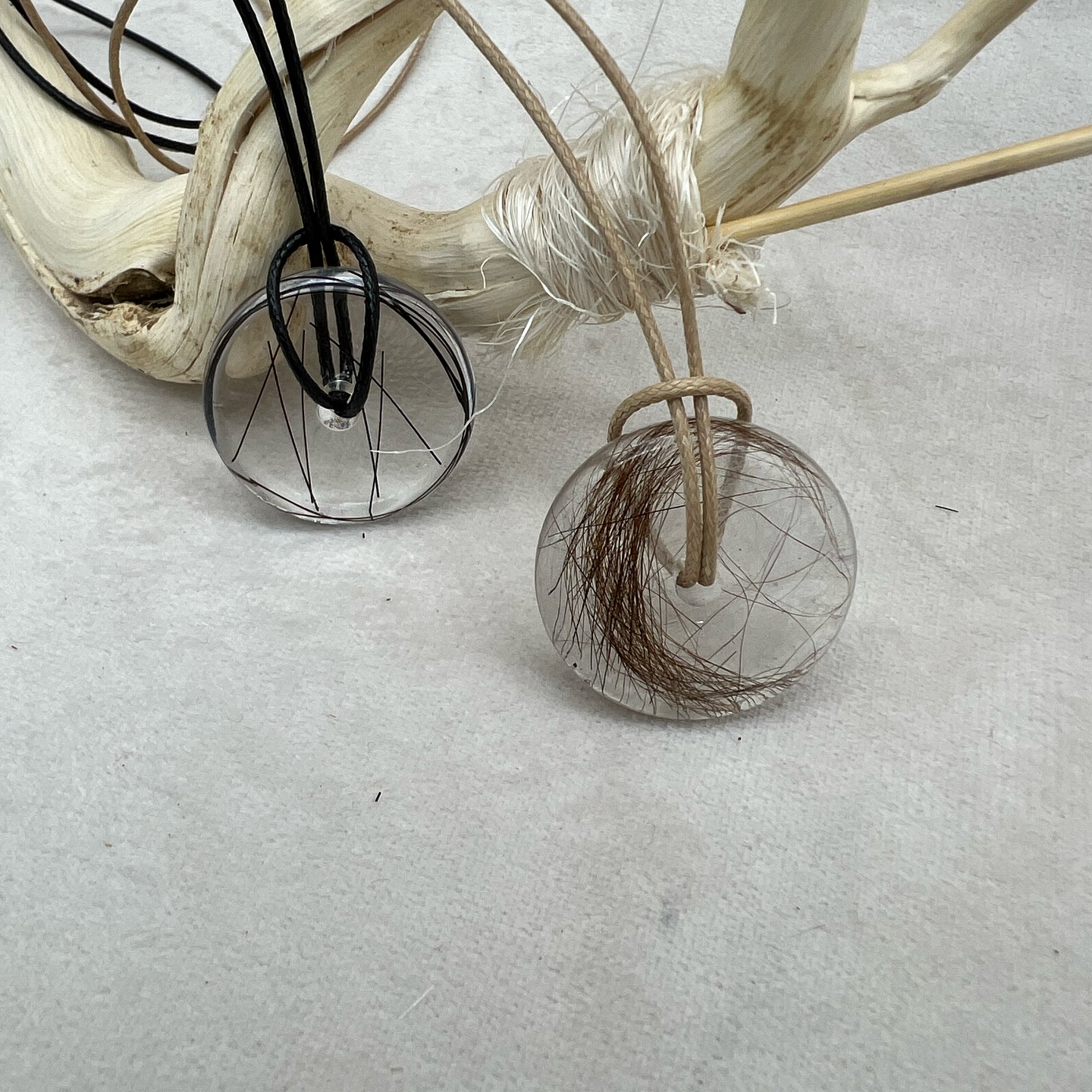 ✨✨Je vous présente, Halo, un nouveau modèle de pendentif pour homme, une pièce unique et personnalisée qui allie élégance et symbolisme. Conçu en forme de disque, ce bijou met en valeur des crins de chevaux ou des poils d’animaux de compagnie, intégrés avec soin pour capturer l’essence et le lien profond que vous partagez avec votre compagnon. Alliant modernité et authenticité, ce pendentif devient plus qu’un simple accessoire : il est un hommage raffiné, un symbole de fidélité et de souvenirs précieux, conçu pour les hommes qui apprécient l’authenticité et l’émotion dans chaque détail.✨✨
✨A retrouver sur mon site https://www.claire-et-crins.com 😉
#BijouxPersonnalisés #PendentifHomme #ÉléganceUnique #SouvenirÉternel #CrinsDeCheval #BijouxAvecSignification #AccessoiresPourHomme #LienÉmotionnel #CompagnonPourToujours #BijouxAuthentiques