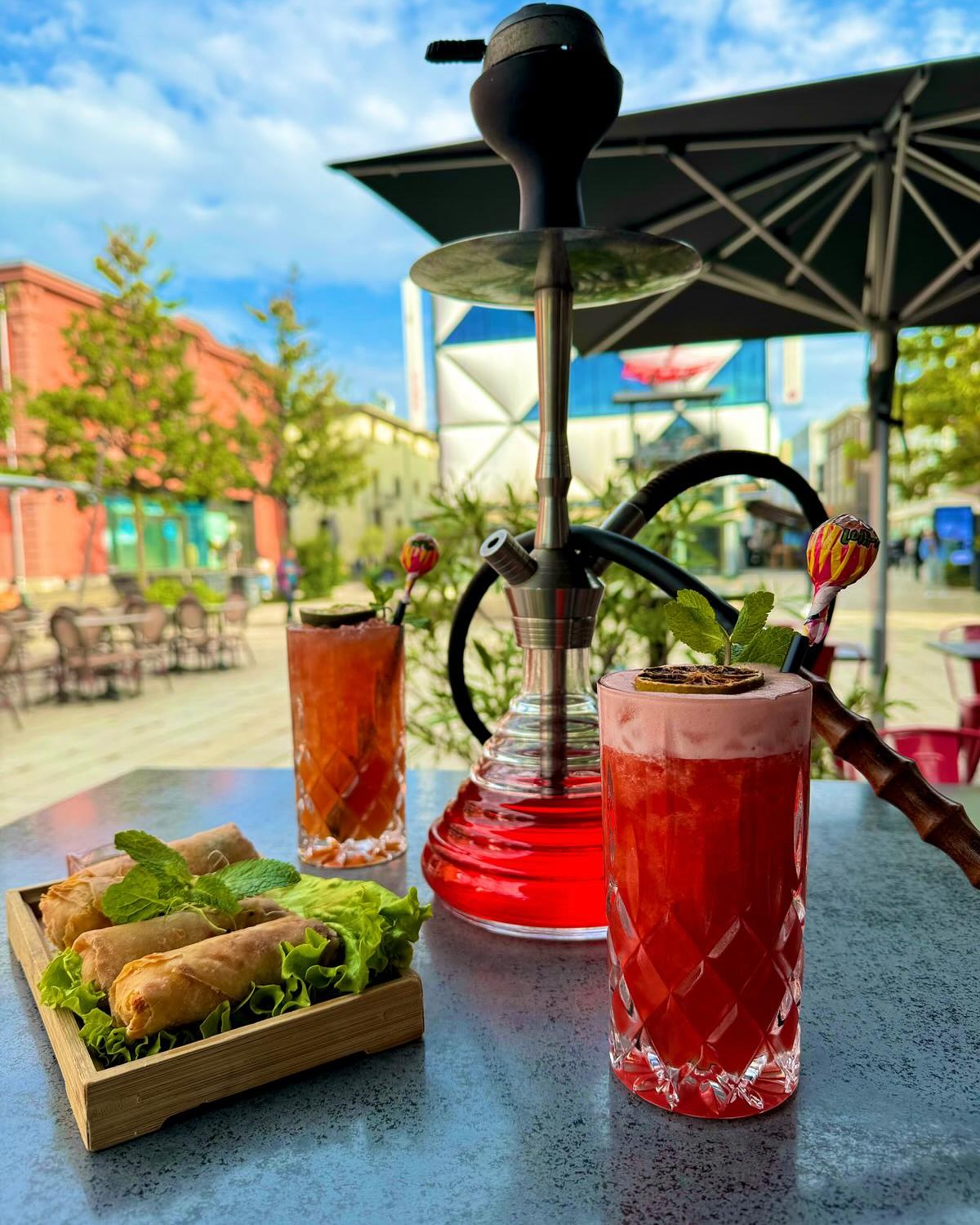 Venez déguster de merveilleux cocktails accompagnés de finger food, et pour les amateurs de chichas, découvrez plus de 50 variétés différentes ! 🍹💨