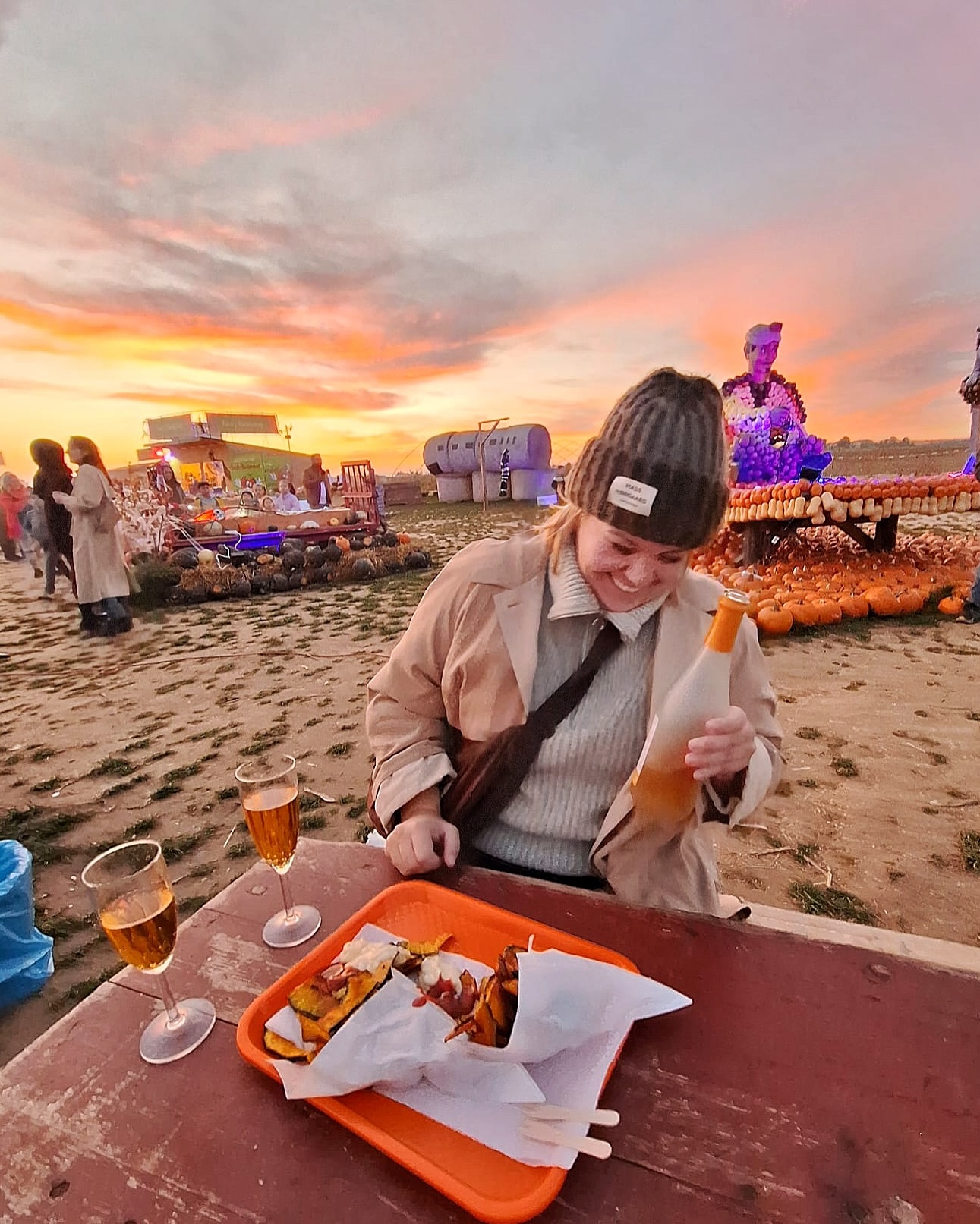 Kürbis-Secco schlürfend, Kürbis-Pommes mampfend den Sonnenuntergang betrachten.
Der Sommer war aufregend, da brauchte ich eine kurze Social-Mediapause. Aber jetzt stehen schon ein paar neue Projekte in den Startlöchern, und ich freue mich riesig, bald darüber berichten zu können. Zuerst werde ich mich aber im Mais-Labyrinth verlaufen.
Schnappschüsse: @floydthebanks
@pauls_bauernhof #geräuschemacherin #foleyartist #geräusche #womeninsound #kürbishof #halloween #hessenliebe #mainzliebe #phdlife #phdstudent #ilovemyjob #herbstliebe