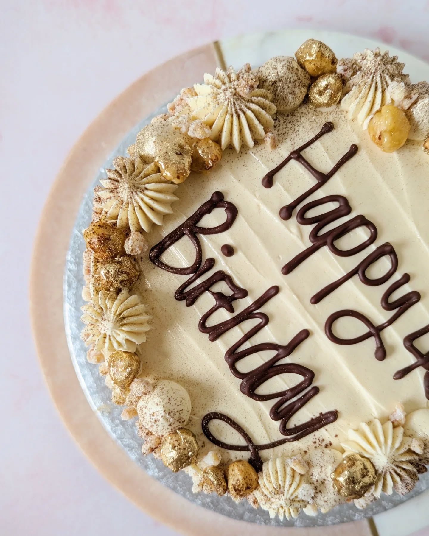 Hazelnut Cappuccino Birthday Cake๐โ DETAILS โก๏ธ Layers of espresso vanilla sponge, coffee swiss meringue buttercream, coated in candied chopped roasted hazelnuts & golden caramelised hazelnuts, finished with a dusting of dark cocoa โจ
#prismbakes #prismbakeecakes #harrowbakers #birthdaycake #coffeecake #cappuccinolover