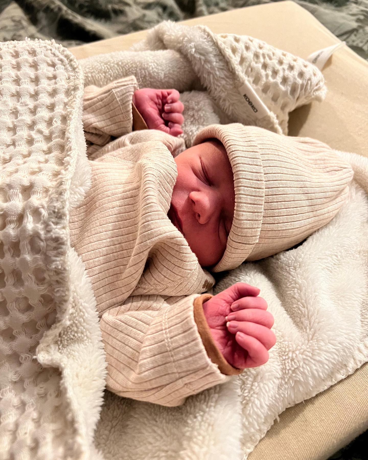 WELKOM FEDDE💙
Op woensdag 23 oktober zijn Wiebe en Dana trotse ouders geworden van hun zoon Fedde.
Ze maken het goed. 💙
Wij wensen ze heel veel geluk samen! 🥰