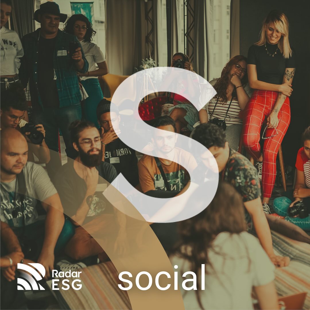 S de ESG: Social – Valorizando Pessoas e Comunidades
O ‘S’ em ESG foca no impacto social das atividades empresariais e na relação com funcionários, comunidades e outras partes interessadas.
Esse pilar envolve iniciativas que promovem condições de trabalho justas, igualdade de oportunidades, segurança no ambiente de trabalho, além de ações que beneficiam e fortalecem a comunidade local.
Empresas que integram o aspecto social em suas práticas demonstram seu compromisso com a valorização humana, construindo relações de confiança e lealdade com seus colaboradores e a sociedade, o que fortalece sua imagem e atrai consumidores e parceiros engajados com esses valores.
#RadarESG #ESG #Social #Pessoas #Comunidade #VantagemCompetitiva #Business #Propósito #Reputação #Corporativo #sustentabilidade