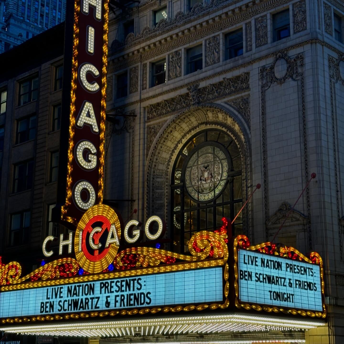 Quick little surprise trip to Chicago with @sarahscookiejar to see @rejectedjokes tonight! No clue how I pulled off booking flights and a hotel without her knowing…but here we are!