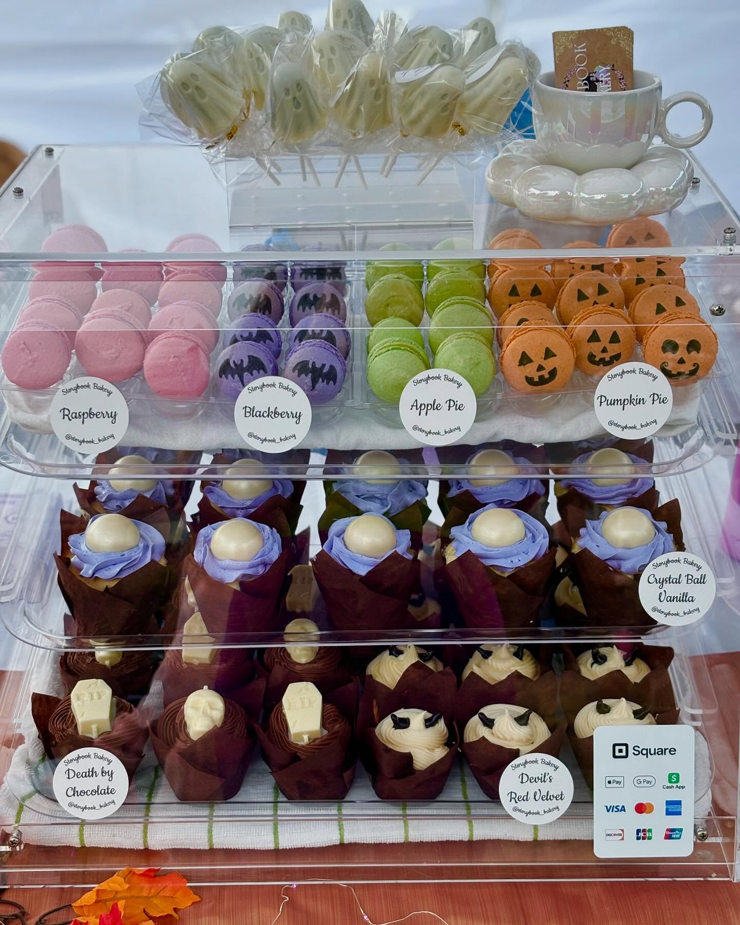 👻 🦇 🎃 Happy Halloween 🎃 🦇 👻 Jack-O-Lantern Jamboree @themillonetowah TODAY from 2pm-9pm!!! Come on down and enjoy the Halloween festivities with some spooky good treats! 🧡🖤🧡🖤 #storybookbakery #halloween #happyhalloween #halloweendesserts #desserts #macarons #cupcakes #cakepops