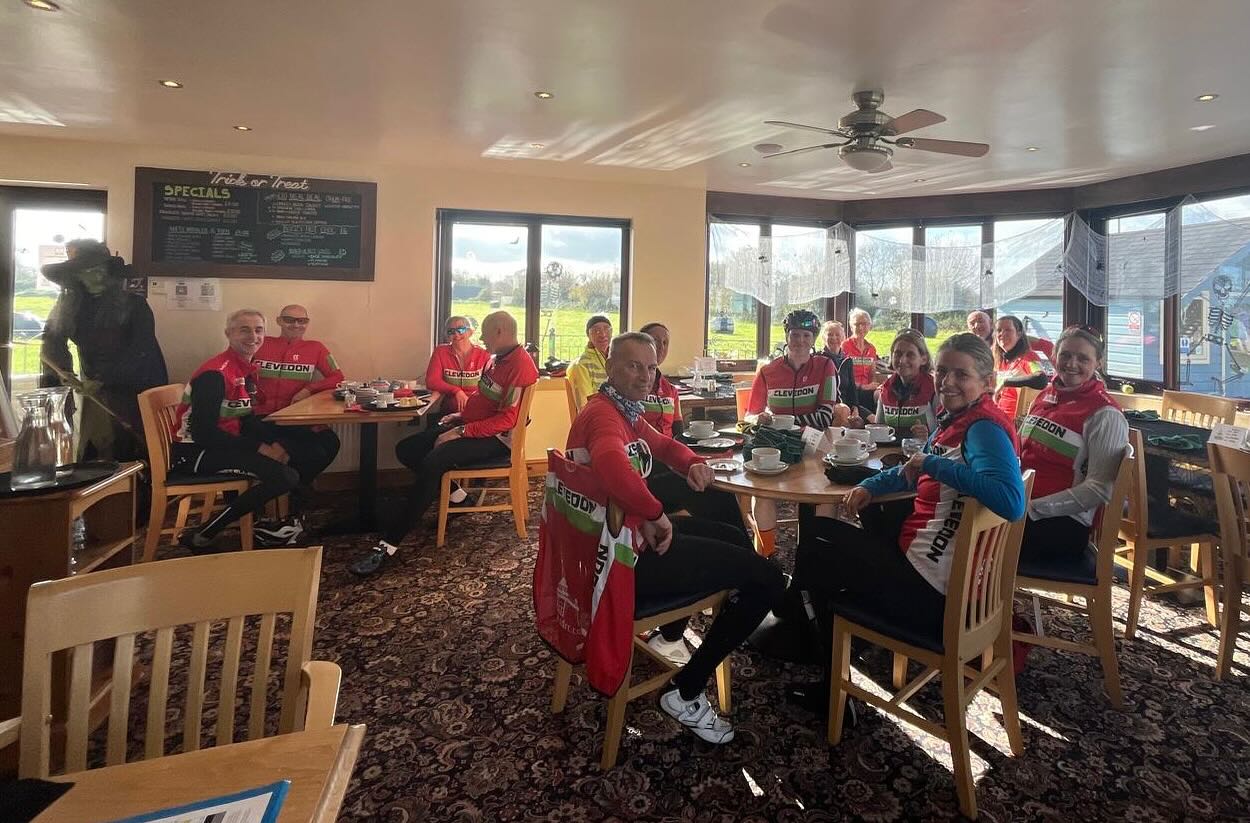 Thanks to @doublegatefarmgodney for letting G5 and G6 gate crash their Sunday morning and for opening early to give us hot drinks and cracking cakes!