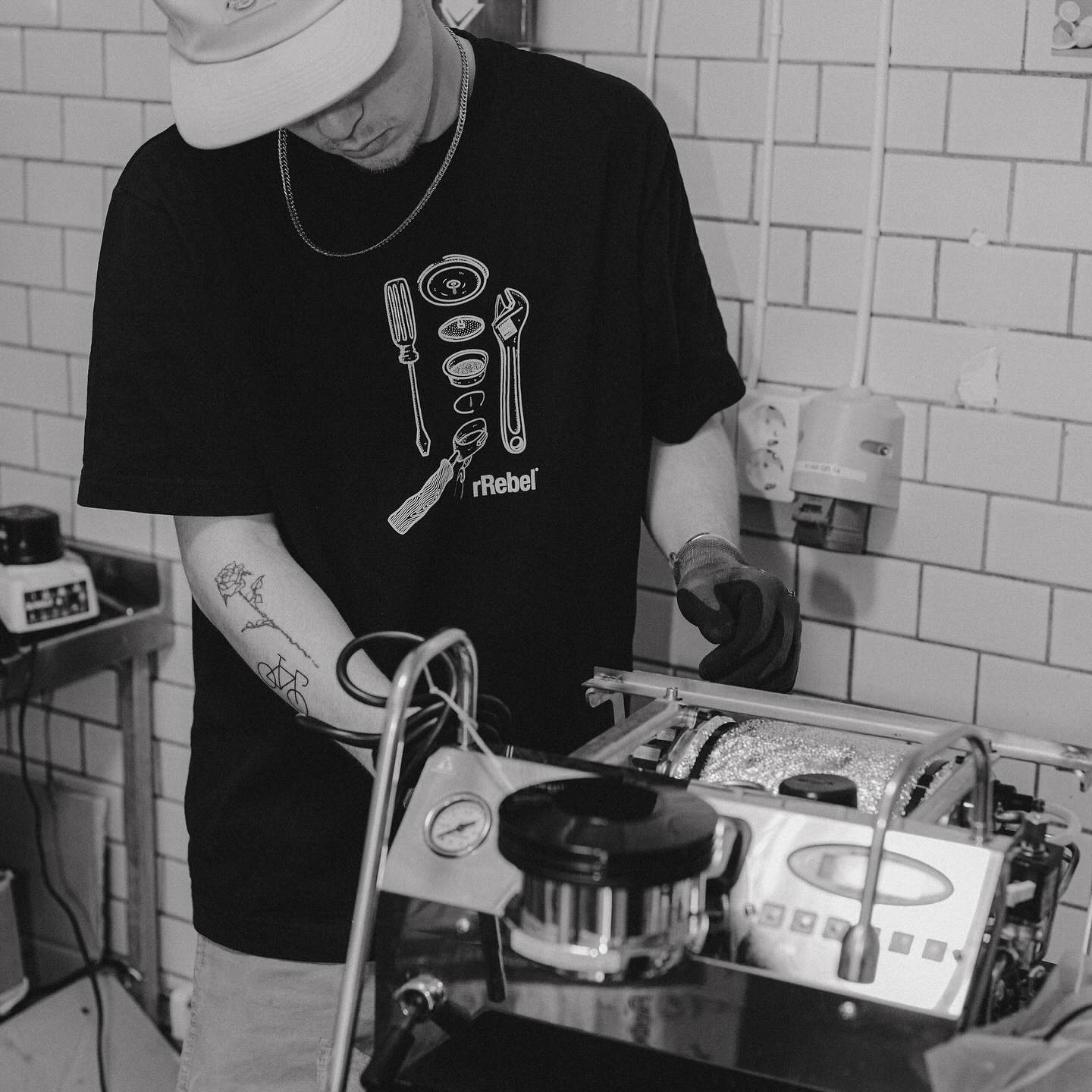 Vår verkstad och våra servicebilar är fullt utrustade för att hjälpa er med både professionella espressomaskiner och hemmamaskiner. Och ☝🏻 precis som med bilar behöver även espressomaskiner förebyggande service ibland för att kunna brygga gott kaffe och leva länge.
.
.
.
.
.
.
.
.
.
.
.
.
.
.
.
#lineamicra #lamarzoccohome #coffee #homebarista #rrebelworks #specialtycoffee #specialkaffe #handmadeinflorence #rrebel #lamarzocco #hökarängen #tech #service #rrebeltech