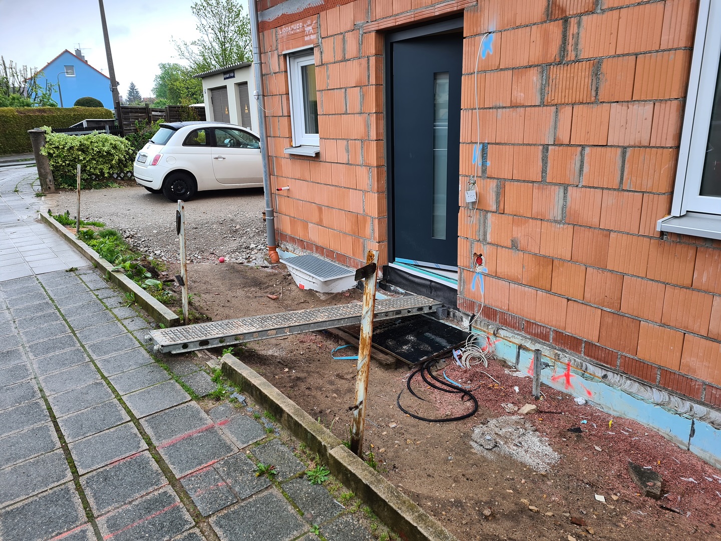 Vorher - Nachher- Bilder
Die Bilder sagen mehr als Worte…
Diese Kunden haben wir von der Beratung/Aufmaß bis hin zu Fertigstellungspflege begleitet.
Die erste Herbstpflege wird in den kommenden Tagen erfolgen.
Möchten auch Sie ihren Garten neu anlegen oder umgestalten? Fehlen Ihnen hierzu die Ideen? Dann melden Sie sich bei uns. Wir stehen Ihnen mit Rat und Tat zur Seite. Von der Beratung über die visuelle Planung bis hin zur Fertigstellung…
#gartengestaltung #gartenundlandschaftsbau #gartenbau