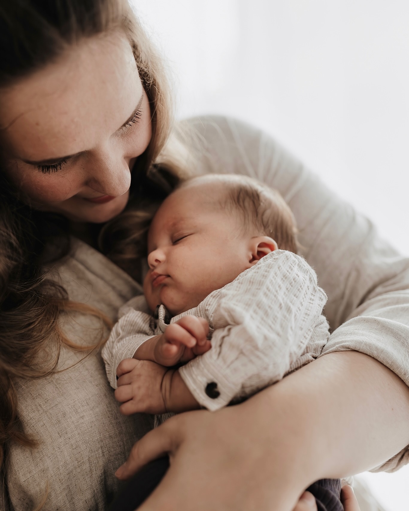 Diese ersten, kostbaren Momente für immer festhalten.
Ein Neugeborenenshooting ist mehr als nur ein paar Fotos machen – es ist die Chance, die ersten zarten Momente mit deinem Baby für immer zu bewahren.
Diese ersten Tage sind so einzigartig, voll mit Nähe, Liebe und dem Gefühl, dass ein neues Kapitel beginnt. Doch sie vergehen unglaublich schnell, und oft merken wir erst später, wie flüchtig diese Augenblicke wirklich sind.
Durch ein Neugeborenenshooting kannst du all das festhalten: die winzigen Hände, das sanfte Lächeln, den Blick voller Vertrauen zwischen Mama und Baby. Diese Bilder werden dich auch in vielen Jahren noch daran erinnern, wie alles begonnen hat.
Wie wertvoll wird es sein, professionelle Bilder zum immer wieder hineinfühlen zu haben?
Lass uns gemeinsam Erinnerungen schaffen, die euch ein Leben lang begleiten werden.
Meldet euch sehr gerne ganz unverbindlich für ein kleines Vorgespräch bei mir.
Ich freue mich, von euch zu hören…🤎
#newbornshooting
#neugeborenenfotografie
#babyfotografie
#babyfotografhamburg
#neugeborenenshooting
#neugeborenenfotos
#familienfotografie
#momenteeinfachfesthalten
#fotografinhamburg
#fotografinrahlstedt
#babyfotografierahlstedt
#neueerinnerungen
#newbornphotography
#emotionalemomente
#babyliebe
#hamburgfotografie
#babybauchundmehr
#natürlichesfotoshooting
#erinnerungenfürsleben
#familienglück