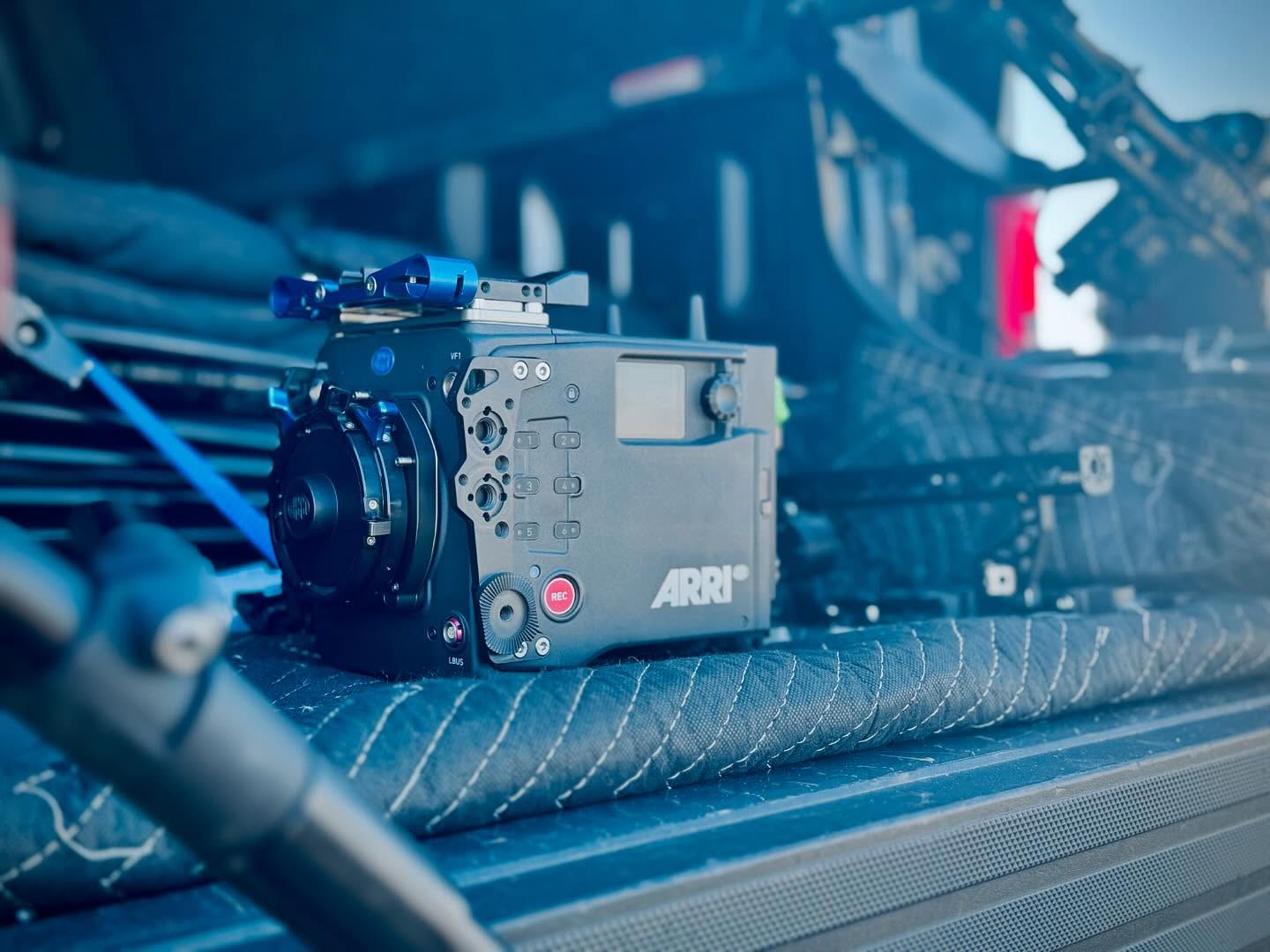 Really fun getting out to #BrawleyDunes to do some test footage for #thecreedseries the #vfx makeup was really good. Sorry can’t share right now that process. Stay tuned. And if you want to follow our process check out: thecreedseries.com
@thecreedseries #thecreedseries #arri35 #CookeSpeedPanchros #smallhd #movipro #testingday #BrawleyDunes #sunsetshots