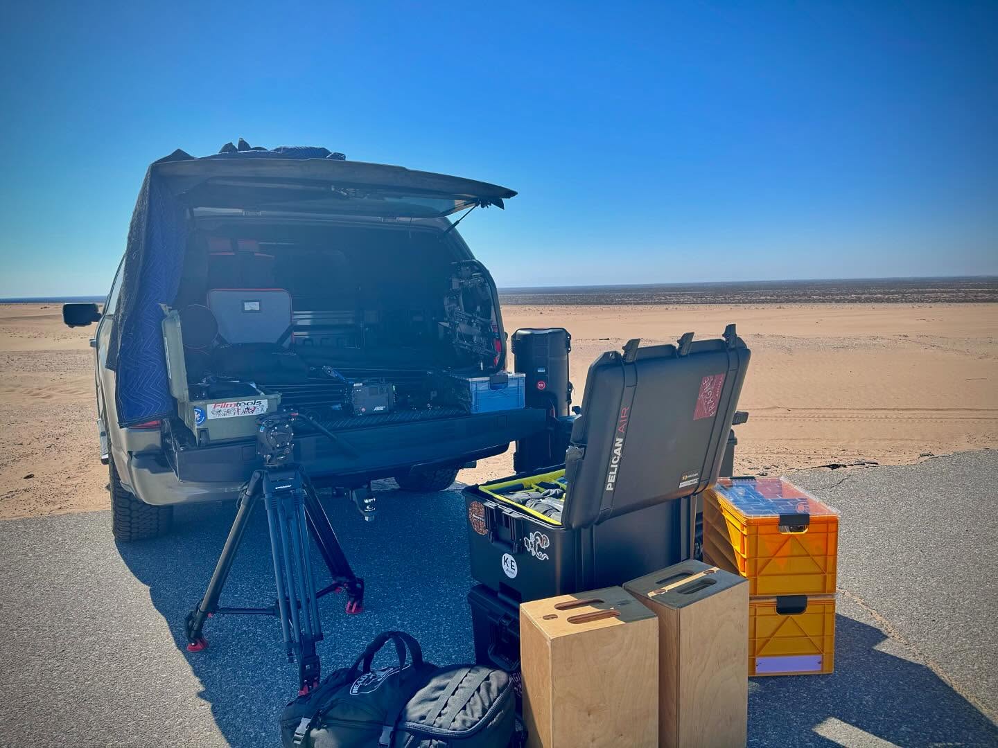 Really fun getting out to #BrawleyDunes to do some test footage for #thecreedseries the #vfx makeup was really good. Sorry can’t share right now that process. Stay tuned. And if you want to follow our process check out: thecreedseries.com
@thecreedseries #thecreedseries #arri35 #CookeSpeedPanchros #smallhd #movipro #testingday #BrawleyDunes #sunsetshots