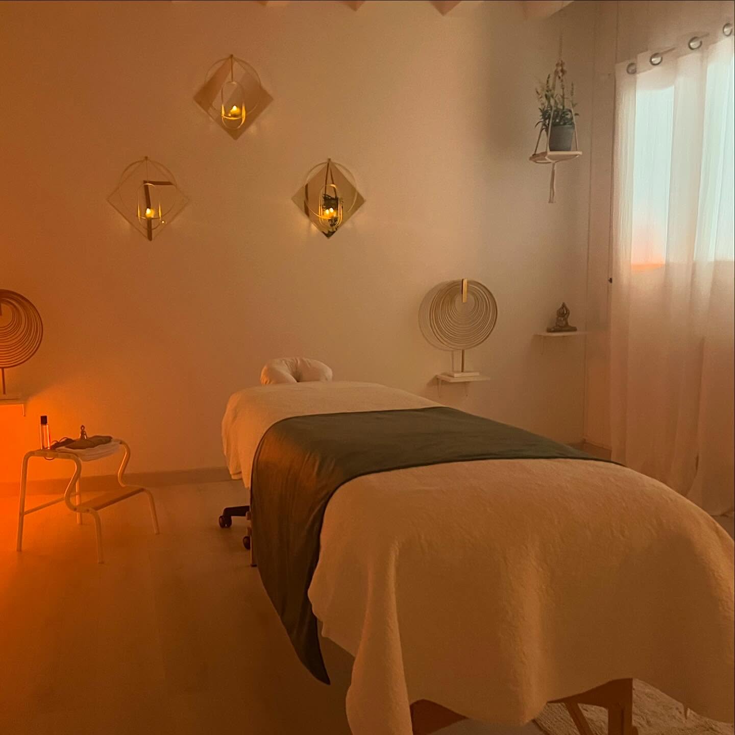 Sunday Massages @yogaloftgeneva with Teresa. Enjoy 90 minutes of a deep tissue massage, however light or deep you wish to experience it. Only 4 sessions available each Sunday at 10am, 12pm, 2pm and 4pm. Only 100.- 🎉☺️