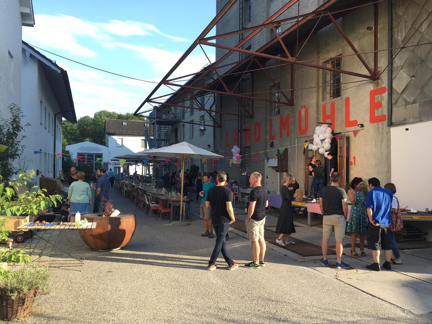 Willkommen in der Landlmühle! Ein kreativer Ort, der Tradition, Handwerk und Genuss vereint. Hier, in Stephanskirchen, teilen wir nicht nur unser Zuhause, sondern auch unsere Leidenschaft für nachhaltigen Kakao und handgemachte Schokolade. Hier könnt ihr eure Schokoladenbestellung abholen oder auch mit mir etwas ausmachen. ♥️
Die Landlmühle ist ein echter Geheimtipp mit Bauernmarkt, Gastronomie und Workshops, die regionale Produkte und nachhaltige Ideen feiern. Besucht uns, entdeckt die Vielfalt und schmeckt den Unterschied!
#Landlmühle #lachocolatera #Nachhaltigkeit #Regionalität #Stephanskirchen #kakao #Schokolade #directtrade @landlmuehle