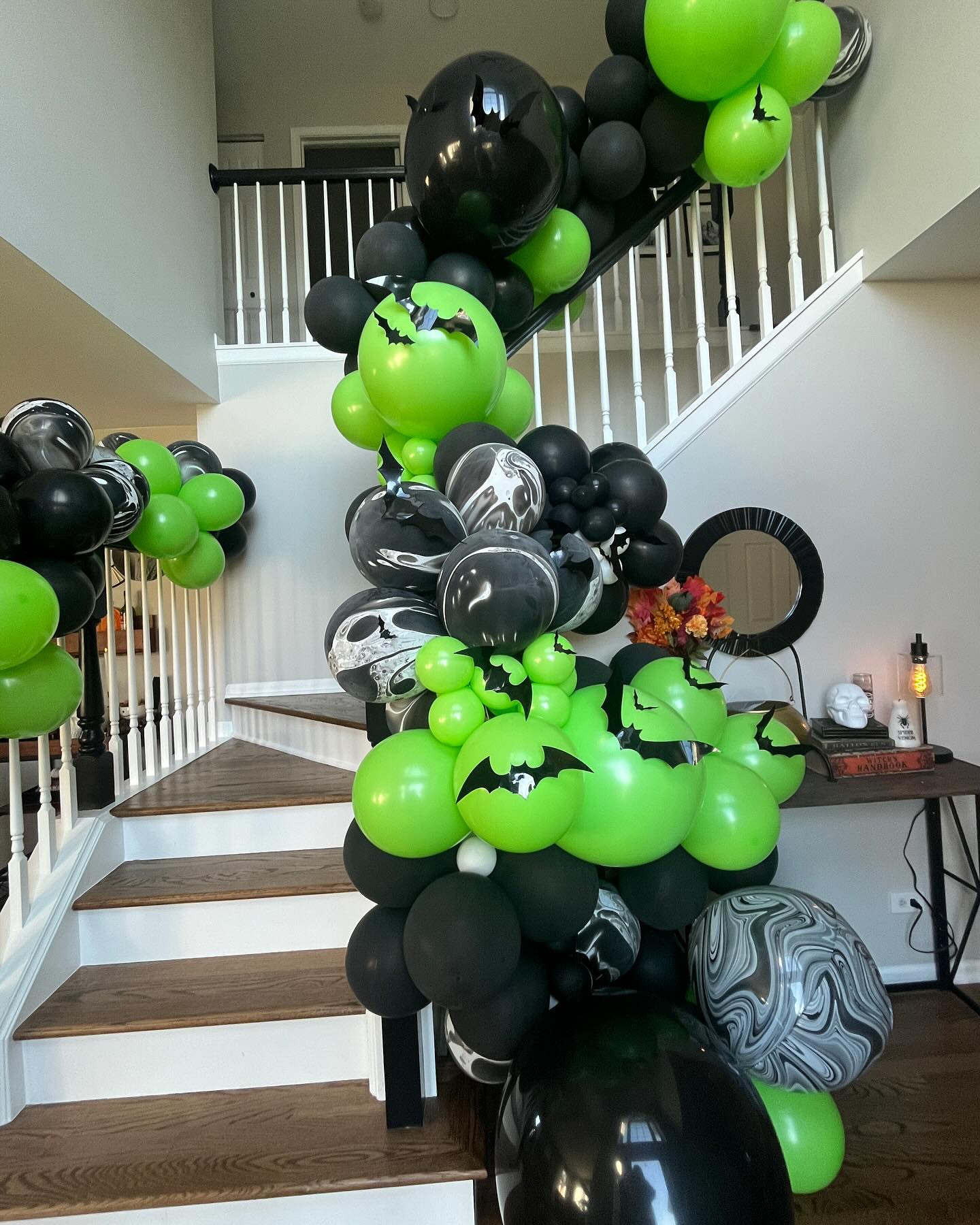 Spooky season! 👻🕸️💚
Balloons are a must for our annual Halloween party!😈
•
•
•
•
•
#Halloweenparty #halloweendecor #halloweenballoons #spookyseason #balloondecor