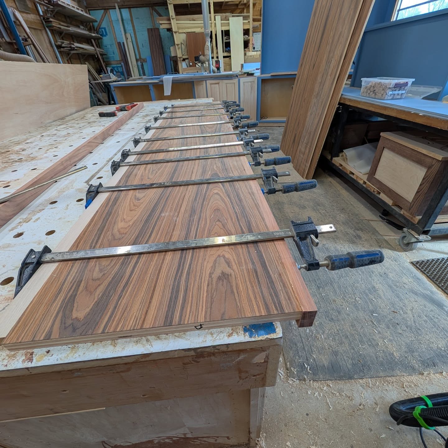Adding the edge band to the rosewood counter tops today. At about $370 a sheet for the veneer plus $100 for the plywood, it can cause some stress sweating even on a cool day. Not to mention trying to get it in the vacuum bag......
#titebond #fesstoolDomino