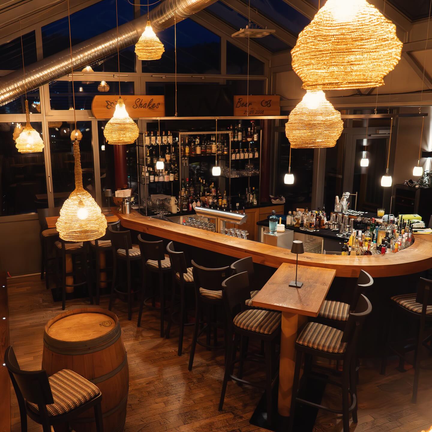 Cocktails unterm Sternenhimmmel ✨Unsere Cocktailbar Shakes & Beer mit verglastem Dach ist Mo - Sa für Euch ab 16 Uhr geöffnet 🤩🍸🍹 Täglich gibt’s 20 % auf alle Biere & Weine während der Happy Hour von 16-19 Uhr (Mo-Do) und 19-21 Uhr (Fr-Sa) 👍
#stilvollebars #cocktaillovers #happyhour #wertheimliebe #wertheim #shakesandbeer #bestenheiderstuben #bestenheid