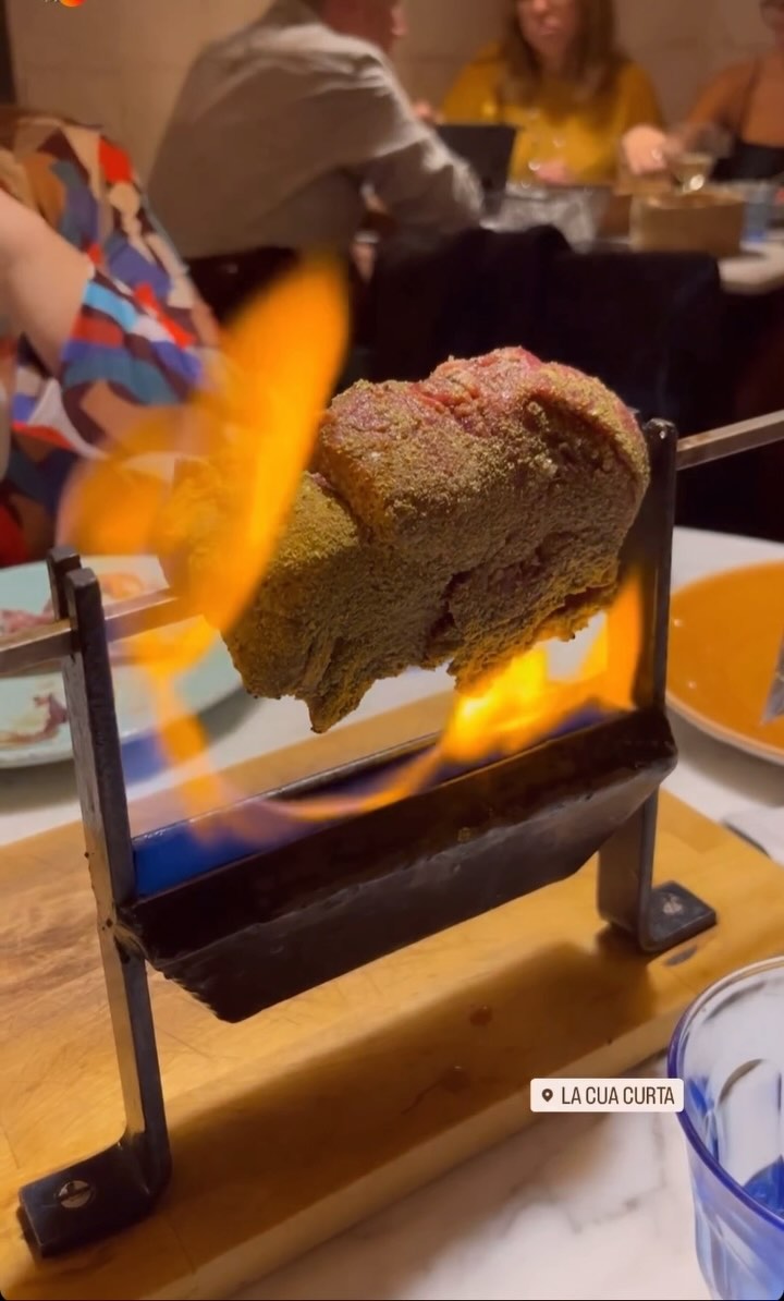 Estamos on fire 🔥 y abrimos este viernes al mediodía en La Cua Curta Sants! 🥳
Nos quedan pocas mesas para los próximos días ‼️No te quedes sin mesa ✨