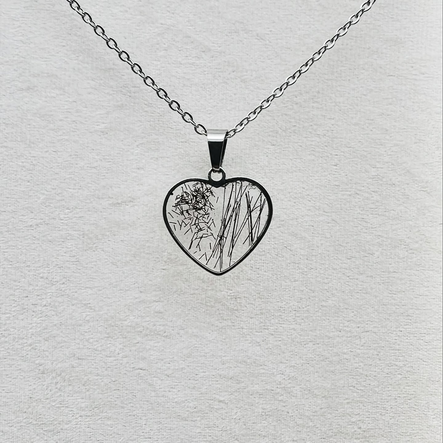 💖 Pendentif Natura 💖
Emportez un peu de votre compagnon partout avec vous grâce à nos pendentifs en forme de cœur ou de goutte. Incrustés de poils d’animaux ou de crin de cheval et scellés dans de la résine époxy, ces bijoux uniques capturent la beauté de chaque lien précieux. Disponibles avec ou sans chaîne, nos pendentifs sont conçus pour vous accompagner avec élégance tout en gardant près de vous l’âme de ceux que vous aimez.
✨ Un souvenir intime, pour aujourd’hui et pour toujours. ✨
#pendentifunique #bijoupersonnalisé #souveniréternel #bijouxanimalier #crindecheval #bijouxresine #compagnonpourtoujour #bijouxémotionnels #amouranimaux #bijouxsurmesure #bijouxsouvenir #artisanat #chats #chien #chevaux #cheval #crins #bouledepoils