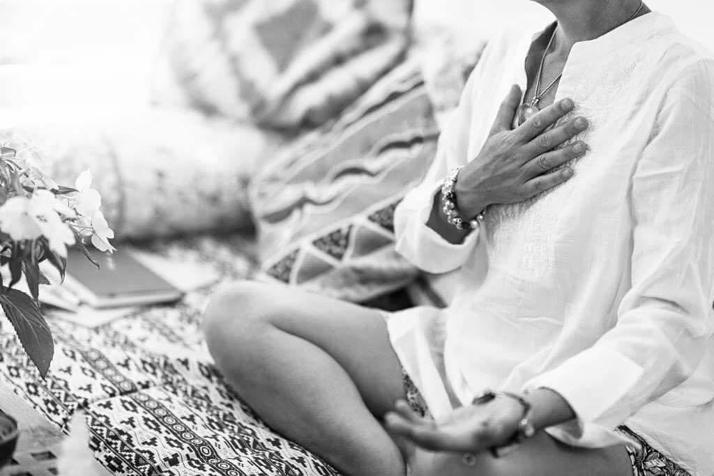📣Nouveau Massage Ayurvédique Abhyanga bientôt à @kemboja_massage
Ce massage traditionnel indien du corps a de multiples bénéfices : détoxification, circulation énergétique, assouplissement, relaxation de la tête aux pieds… Diverses techniques de massage y sont à l’œuvre (effleurage, pression, torsion, percussion, étirement…).
afin de répondre aux besoins spécifiques du receveur, d’en faire un massage doux ou très tonique, une expérience corporelle ou spirituelle. #bientot #massage #ayurvedique #gouna