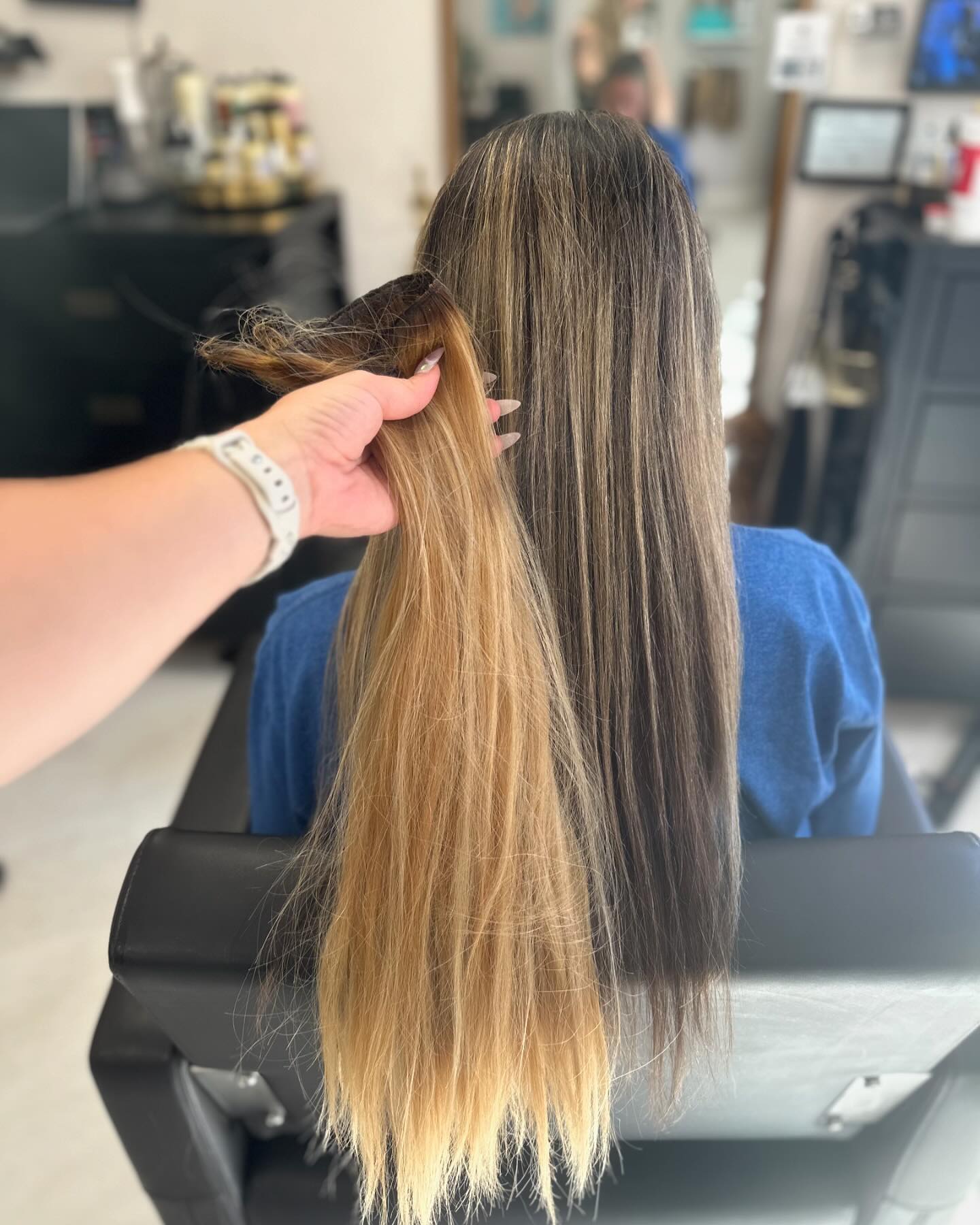 Out with the old in with the new! 😍
24” install
Genius wefts
3 different colors to create that beautiful blend and dimension!
.
#hairstylist #hairextensions #luxuryhair #licensedtocreate #hairextensionist #haircolor