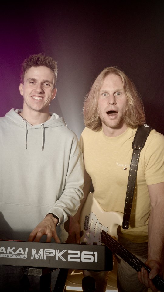 Crazy Things out now on all streaming platforms🥳
A huge hug goes to:
@janosbucher 🎹
@guille.bar 📽
@simon.murer 🔦
Song produced by
@DavidHofmann / @retoburrell
#newsong
#synthrock
#powerpop
#crazythings