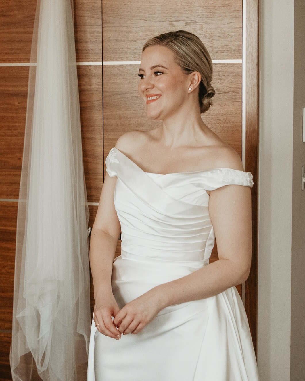 Happy 1 year anniversary to the beautiful Sarah who got married this time last year @thelensbury. Still so in love with her classic look - a smokey statement eye paired with a sleek bun and off the shoulder gown ✨
Dream team
Makeup by me @elliemcgowanmakeup
Hair @jessicahurleybeauty
Flowers @lilacandbloomltd
Photographer @garynunnweddingphotography
Venue @thelensbury
Ceremony venue @orleanshousegallery