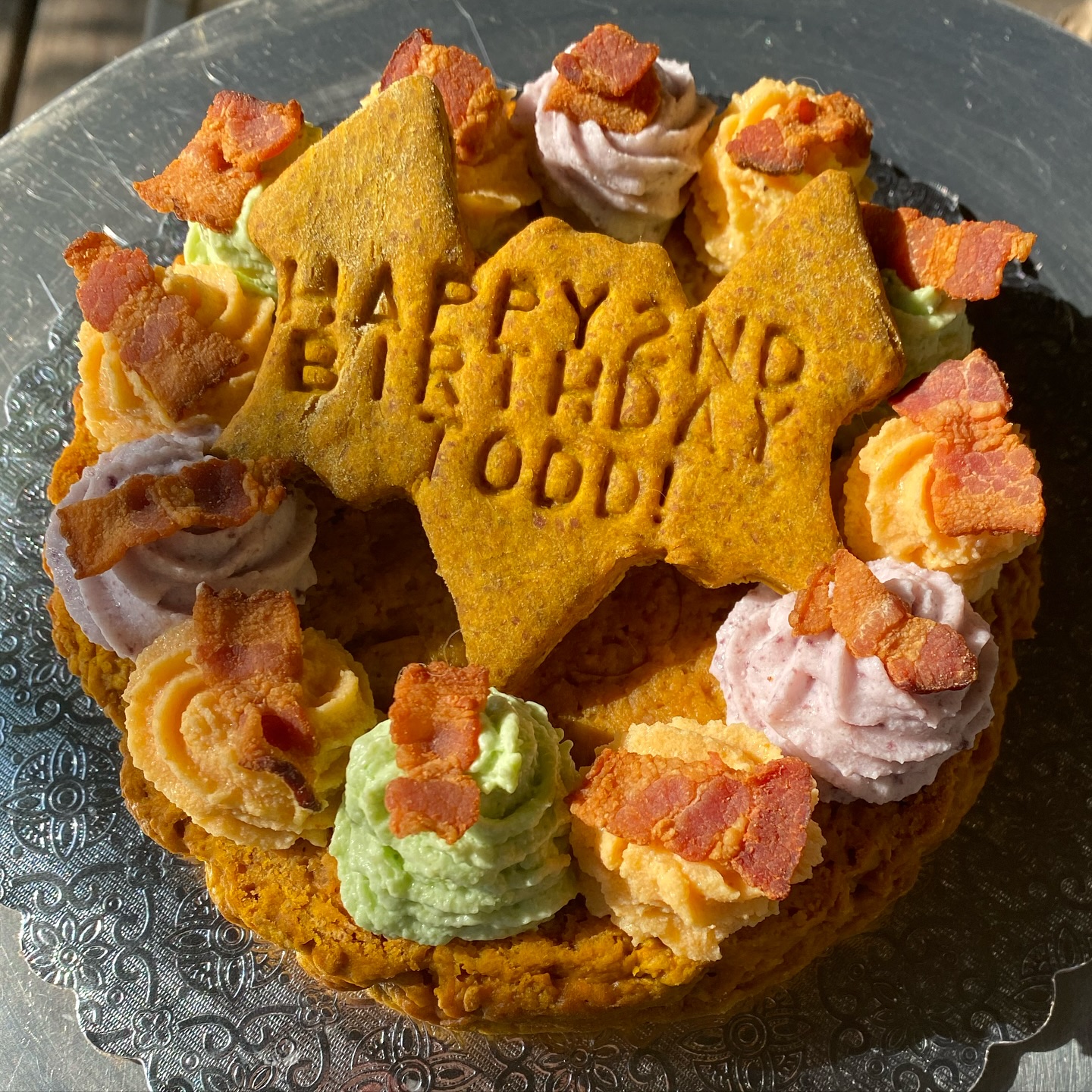 Hereโs a fun throwback to a birthday gift I made for my friendโs #dog - Todd! ๐ถ Wishing him a totally PAWesome 6th birthday this year!
๐๐๐พ
This was a custom Pumpkin Peanut Butter โCakeโ with a specialty Pumpkin Treat sign for his 2nd Birthday ๐ For the rosettes - Whipped Cheese colored with natural additions like Beet Powder, Pumpkin, and even Spinach! ๐ Finally, instead of sprinkles, I added some fresh chopped BACON - his favorite treat! ๐ฅ
๐พ๐ถ๐
#dogsofinstagram #dogcake #customcakes #pastrylife #birthdaycake #cakespaz #peanutbutter #dogtreat #dogbirthday #throwback @profhayes