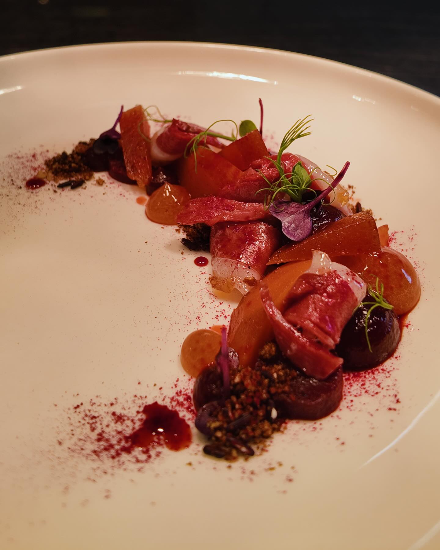 100 % Handmade! 🔥✨ Unsere selbstgeräucherte Gänsebrust vereint die süße Frische von eingelegter Quitte mit den erdigen Texturen der roten Beete. Ein rundes Gericht, das Handwerk und Genuss vereint! Ab dem 04. November auf unserer neuen Speisekarte 🤩
#geräuchertegänsebrust #selfmadefood #gourmetkitchen #wertheim #bestenheiderstuben