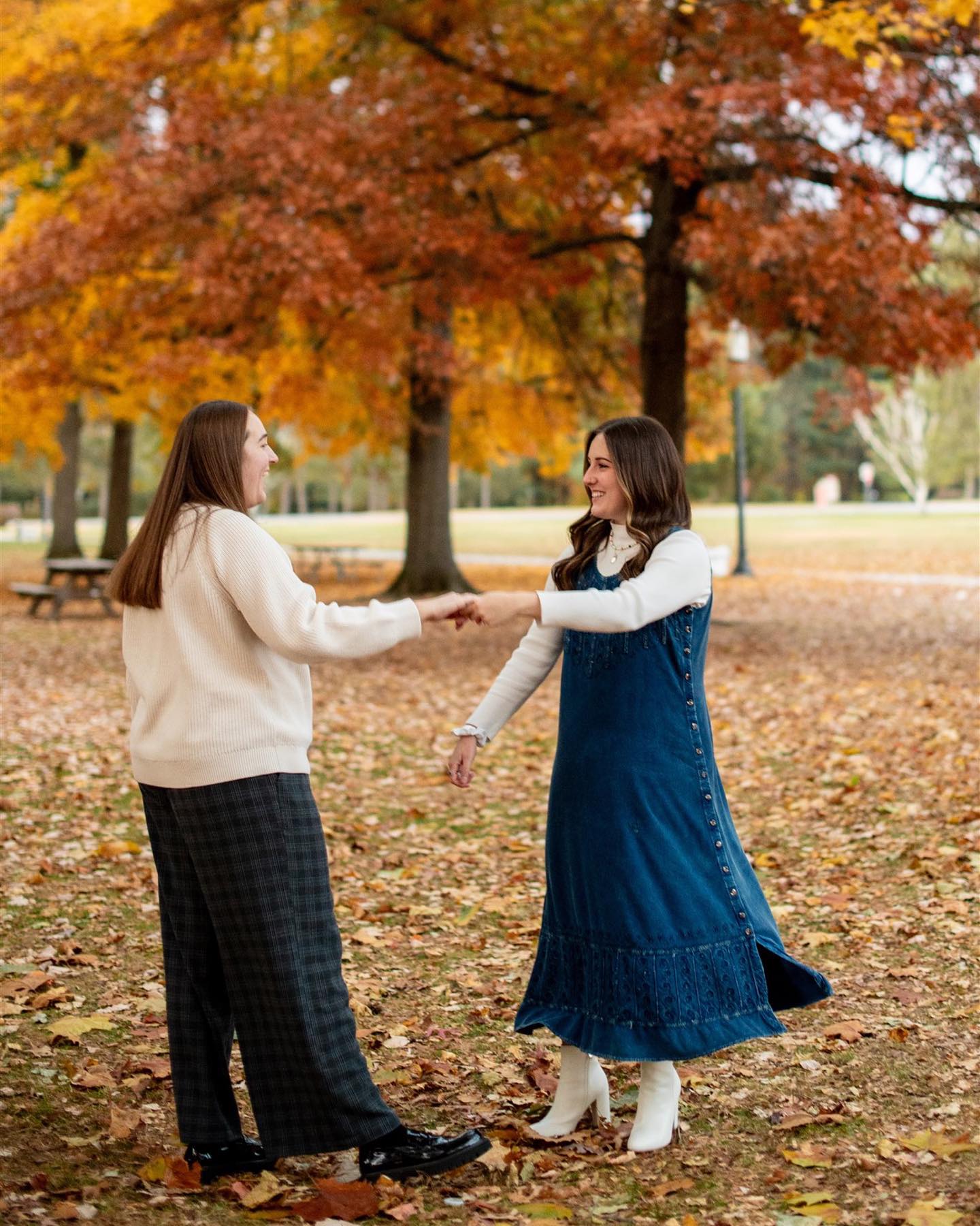 KAT & CARLY 🍂💖
So so so obsessed with this extremely autumnal engagement session - I had the best time with this shoot (the couple, the colors, the location, the VIBES!!) cannot wait to edit this one!