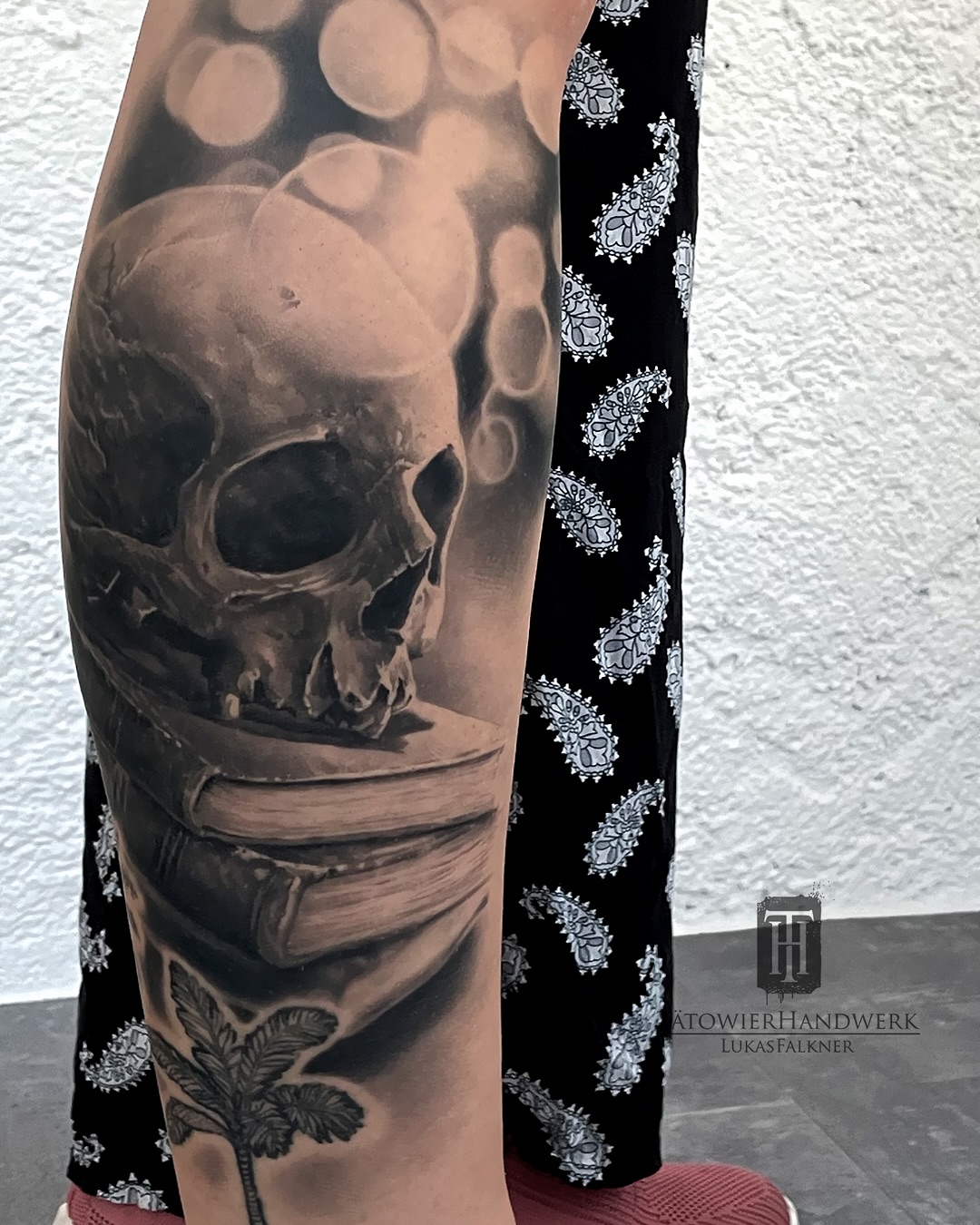 Healed vs. Fresh 💀 Take a swipe to see the difference ✌️ Created this piece a while back for my dear teammate @tattoosbypatrizia
#skull #tattoo #tattoos #skulltattoo #tattooartist