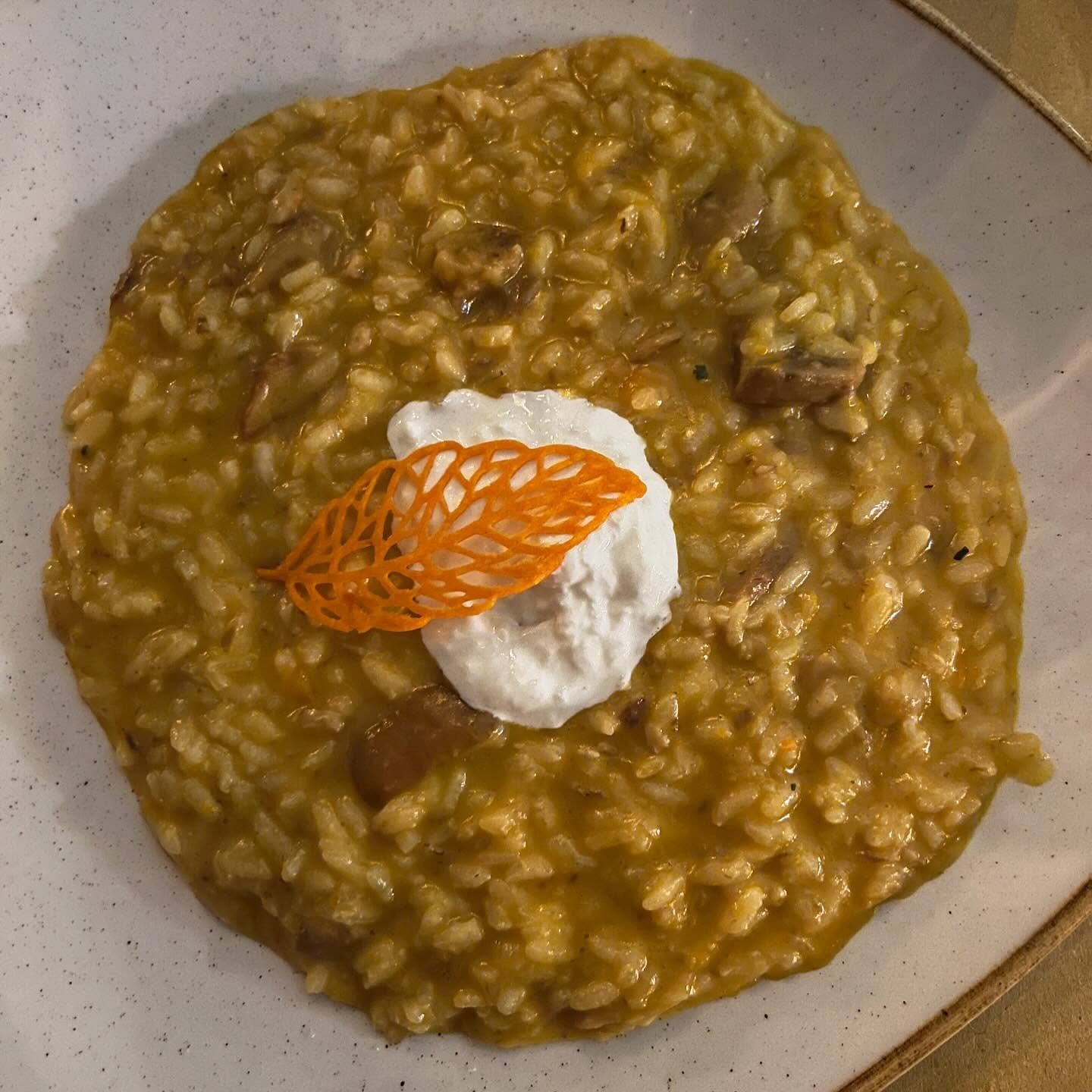 #daRossino Un risotto da brivido per Halloween! 🎃 Crema di zucca, funghi e un tocco di magia per celebrare questa serata speciale. Chi ha il coraggio di assaggiarlo? 👻 #HalloweenInTavola #RisottoAllaZucca #GustoAutunnale #CascinaRossino