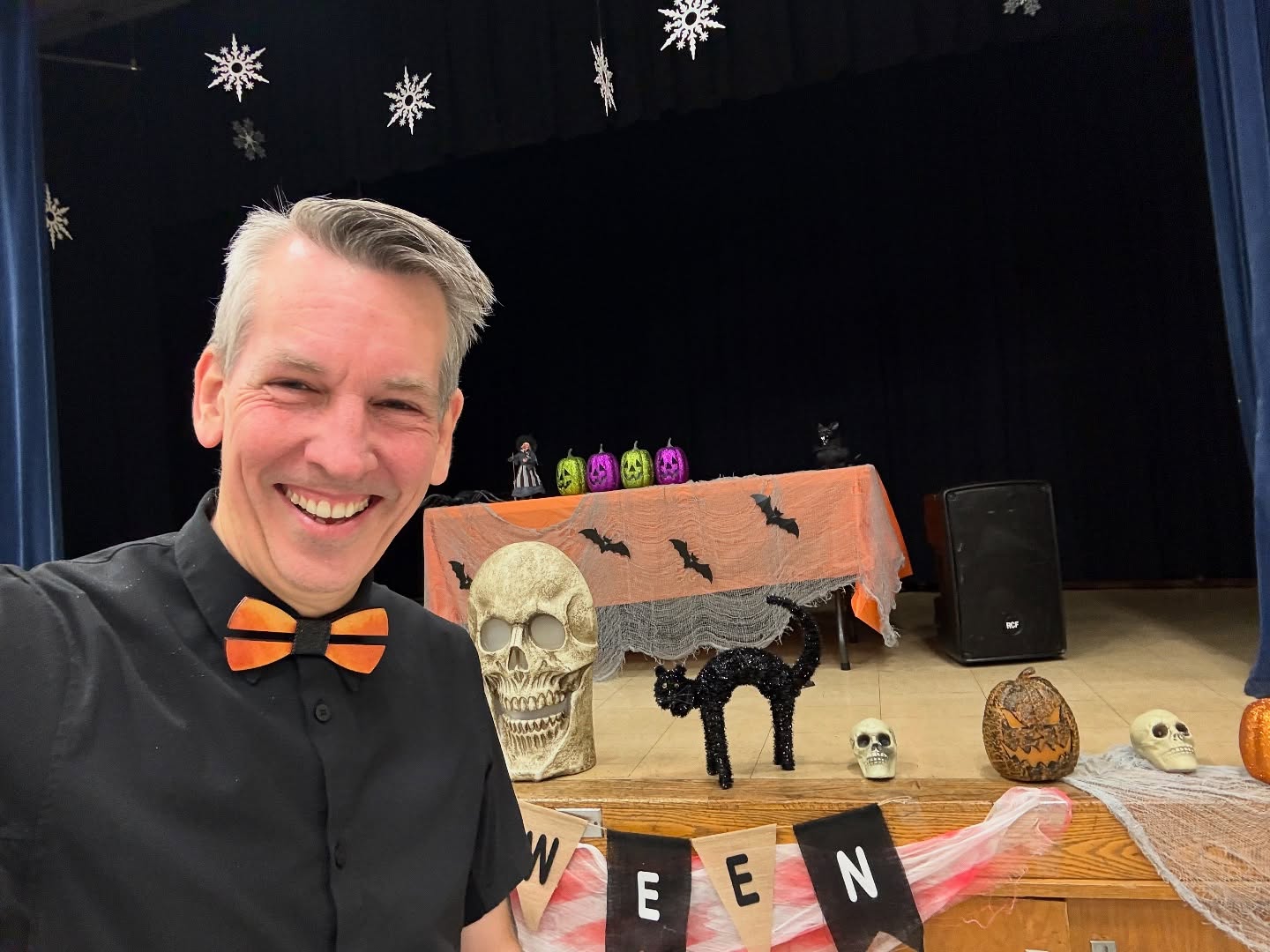 🎃🕸️ Spooky vibes and dance moves all day! 🕸️🎃
It’s a Halloween party like no other, filled with costumes, creepy decorations, and endless fun! The ghouls are grooving, the skeletons are shaking, and I’m here with my magic and DJ vibes to make sure everyone has a hauntingly good time! 👻🕺💃
What’s your favorite Halloween dance move? Drop a spooky emoji below! 🕷️💀🎶
#HalloweenMagic #PresswoodEntertainment #SpookyDanceParty #KidsHalloweenFun #BumblingBert #DJMagic