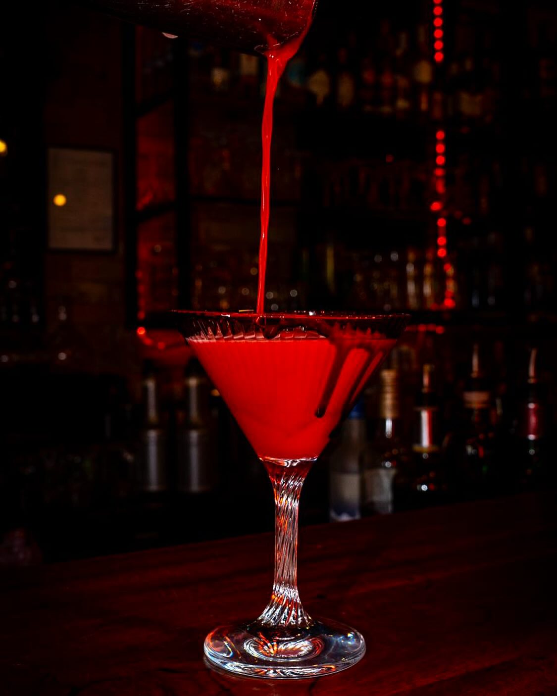 🍸👻 Venez frissonner et mourir de plaisir en dégustant nos cocktails d’Halloween ! 🎃 Plongez dans une ambiance angoissante et laissez-vous envoûter par nos créations ensorcelées. Êtes-vous prêts à braver la nuit ? 🌌🧛♂️