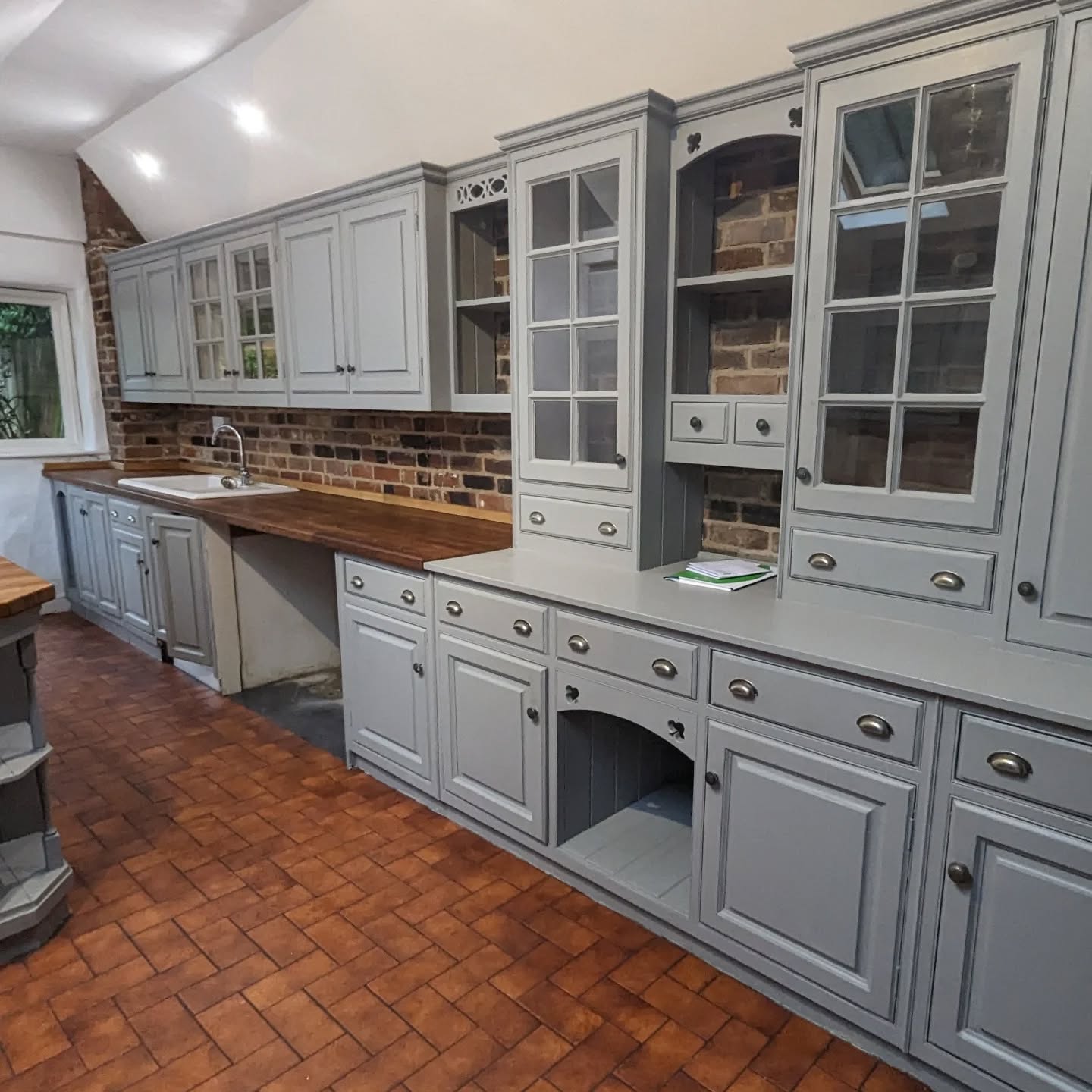 Before and after. #kitchen project completed in Braintree by @prohouserestore our lovely clients wanted to keep the style of a classic kitchen to blend with the age of the building, we just added a subtle touch of modern.
www.prohouserestore.co.uk
#kitchenfitter #kitchendesign #classic #solidwood #worktops #belfastsink #undermountsink #flooring #lvtflooring #oak #splashback #tilingwork #tiling #makeityours
Kitchen supped by @wrenkitchens