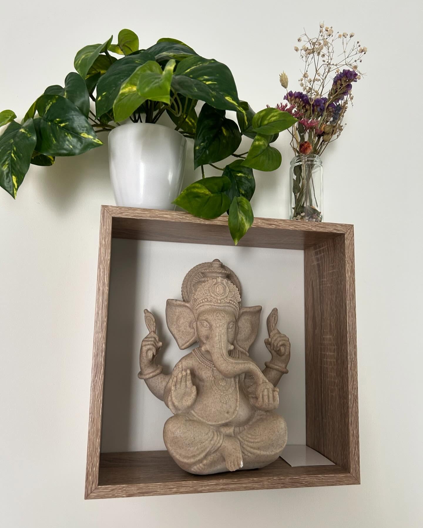 📣💆🏻♀️ Bientôt le massage Abhyanga @kemboja_massage Selon la philosophie hindoue, l’univers est constitué de 3 formes élémentaires aux qualités distinctes il s’agit des 3 gunas :
- SATVA: harmonie, équilibre, lumière, pureté, légèreté, stabilité...
- RAJAS : énergie, passion, agitation, désir, mouvement...
- TAMAS : lourdeur, immobilité, obscurité, ignorance, inertie...
Lors d’un massage ayurvédique, nous agissons sur ces 3 corps, en combinant des techniques propres aux qualités de chaque guna :
- Les mouvements SATVIQUES : doux, ronds, légers, harmonieux (effleurages, enveloppements... ce qui apaise le mental et ralentit la pensée)
- Les mouvements RAJASTIQUES : rapides et/ou énergiques (frictions, pressions glissées.. tout ce qui agit sur les flux énergétiques)
- Les mouvements TAMASSIQUES : lents et/ou lourds (pressions, étirements, percussions... ce qui détend le corps physique en profondeur)
#massage #guna #ayurvedique #vesoulandco