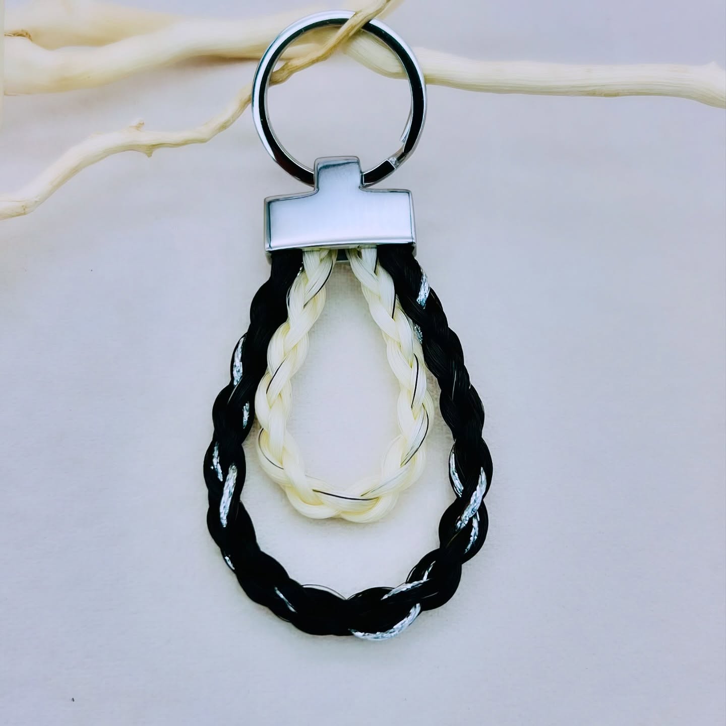 ✨🔑Ce porte-clés élégant et massif de 2,1 cm en acier inoxydable est bien plus qu’un simple accessoire : il capture l’essence même de votre lien unique avec vos chevaux. Doté d’une fente spécialement conçue pour accueillir deux tresses de crin, il devient un véritable symbole de complicité et de souvenir. Sa conception robuste garantit une durabilité exceptionnelle qui en fait un objet aussi précieux que personnel.✨🔑
#PorteClésPersonnalisé #CrinsDeCheval #SouvenirÉquestre #CadeauÉquestre #AccessoirePersonnalisé #PassionÉquestre #ChevalAmour #EquestrianLife #CadeauUnique #ArtisanatÉquestre #AcierInoxydable #MémoireÉquestre #HorseLover #BijouÉquestre #PorteClésDeCrins #SouvenirDeCheval #ChevalPassion