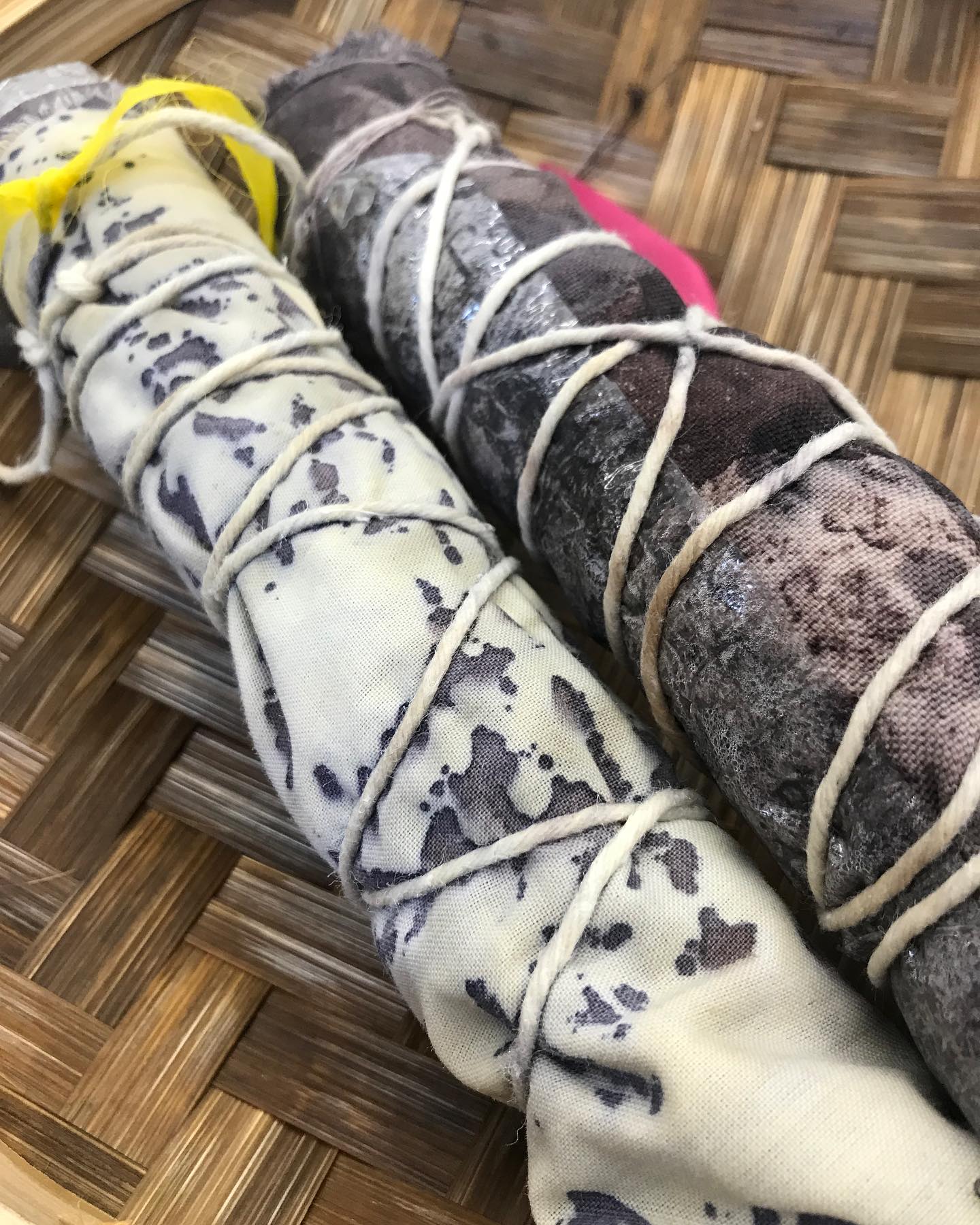 a wonderful day working with #oakgall & #ironblanket eco printing onto fabric at East Side Print today… with @sweetthames @kerry.crofton60 @bookyjen ✨💫full of surprises from a range of locally foraged autumn leaves: virginia creeper, fig, geranium, oak, maple, sycamore, fern, sumac and more….. happy to go home with ‘saddened’ hands all hues of grey/blue….