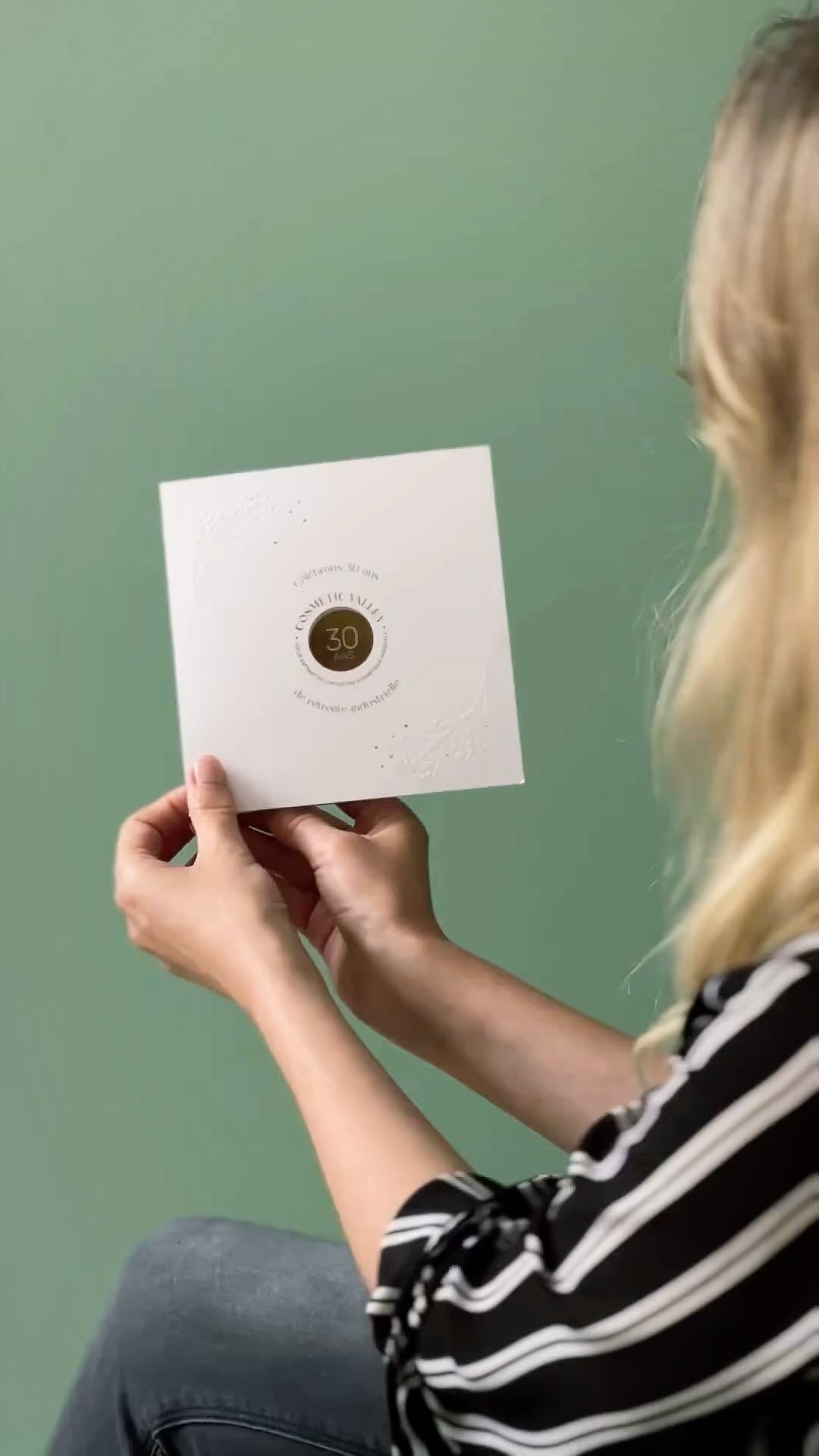 🎉 Cosmetic Valley fête ses 30 ans ! 🎉
Pour marquer cet anniversaire, plus de 400 experts de la filière #parfumerie #cosmétique se sont retrouvés dans le cadre majestueux du Château de Chambord, avec Stéphane Bern en maître de cérémonie. 🌟
Pour une telle occasion, rien de moins qu’une invitation unique ! Un bel objet à garder : un dépliant 4 volets, alliant finesse et élégance avec une découpe laser et un gaufrage délicat. 💌✨
Ma mission ? Concevoir un concept unique, trouver l’imprimeur parfait pour répondre à notre exigence de qualité en un temps record, et suivre chaque étape de fabrication. 🎨🔍
#CosmeticValley #30ans #InvitationUnique #DesignExclusif #ÉvénementdException
#CosmeticValley #30ans #InvitationDePrestige #CréationSurMesure #ÉvénementUnique