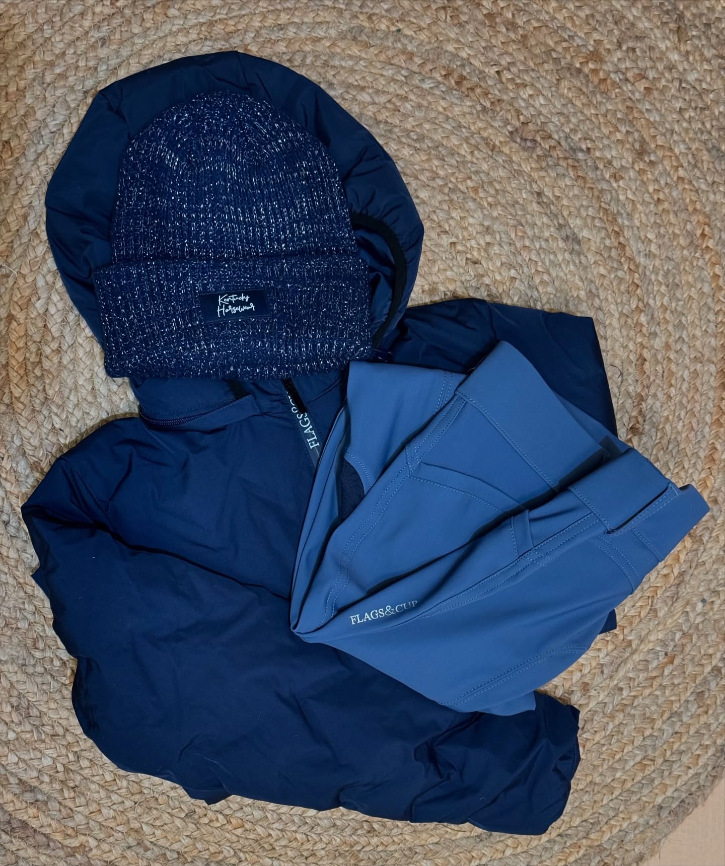 ❄️IDÉE LOOK❄️
Tic tac… l’hiver arrive… un peu ☁️
Nous vous présentons un look très confort pour l’affronter !!
-Doudoune dame imperméable NAPASOQ marine by Flags&Cup
-Pantalon OLERON bleu glacier by Flags&Cup
-Bonnet GLITTER marine by Kentucky
Es-tu prêt(e) pour la saison ?🥶
@flagsandcup @kentucky_horsewear