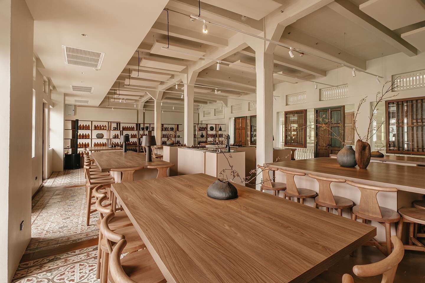 Meet Messengerservice at new location in the heart of charming old town area. Located on 3rd floor of Baan Trok Tua Ngork, the over 100 years old heritage building. Our door will be open 6PM from Tue-Sun
DELIVERD FROM THE GROCERY
Step into Messengerservice bar where our cocktails idea are ' Delivered from the grocery '
Combines everyday ingredients with the innovation of craft cocktails. Each drink is inspired by the grocery’s departments, Delivering a fresh twist on your favorite selection.
Let’s experience together in Every sip, right from our home today.
Booking via our website at
www.messengersvc.com