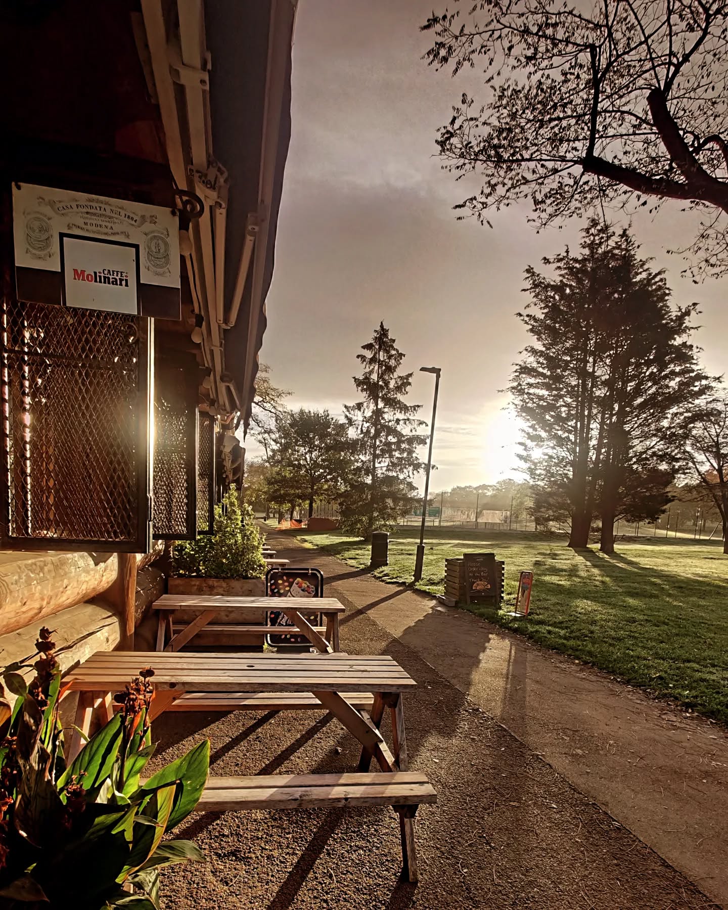 Beautiful Autumn mornings like theseπππ
Wishing you a great week aheadβ€οΈ
...............................................................
#sunnyhillpark #sunnyhillcafe #instacafe #cafeinthepark #alfresco #seasons #autumn #seasonalfood #nature #autumnmoodπ #autumnmornings #hendon #londoncafes