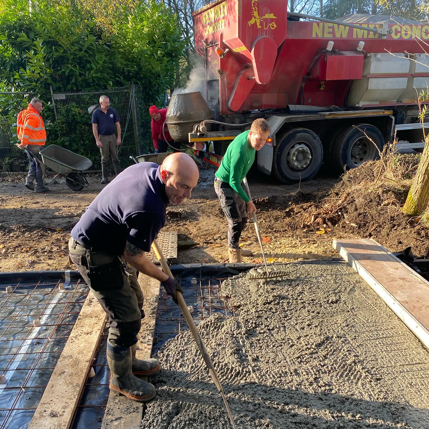 A busy couple of weeks for our team!💪🏻
1&2. Prepared a base and laid concrete ready to move our wooden shed🛖
3. Had several change over days in our holiday cottage🧹
4. Planted hundreds of bulbs across both sites including our glamping pod tubs🌷
5&6. Dug a trench to lay some conduit pipe ready for a new electrical infrastructure at Clarion Lodge⚡️
7. Removed lots and lots of leaves from both sites🍂
8.Topped up some seasonal pitches with fresh stone ready for our new arrivals👋🏻