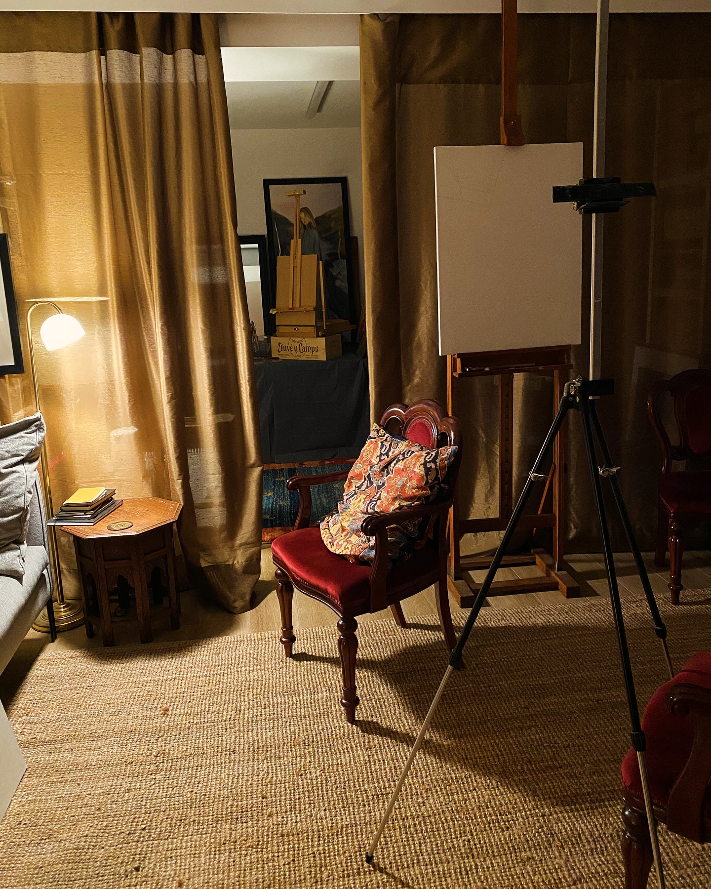 Finally having more time to create in my atelier:
1 - Three easels on the go
2 - Master copy blocking in
3 - Value study set-up
4 - Value study in progress
5 - Sketching and afternoon tea time
#artist #atelier #andorraart #valuestudy