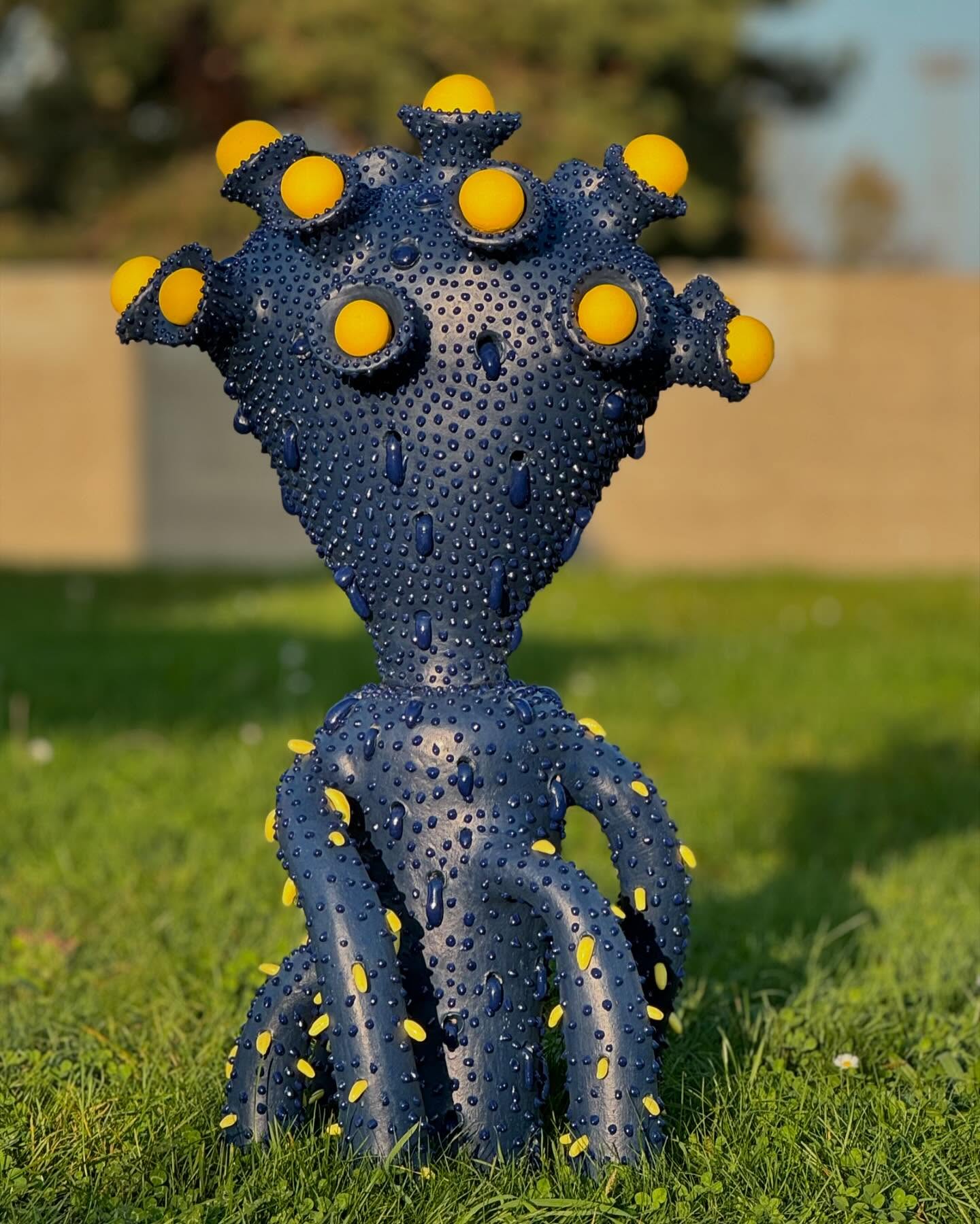 « GIGABLUE » à voir demain au vernissage de l’exposition de l’association des sculpteurs de Genève samedi 2 novembre à la piscine de Marignac au Grand-Lancy dès 11 heures. @art.asdg @verasculpte @visarte.geneve @labelgeneve