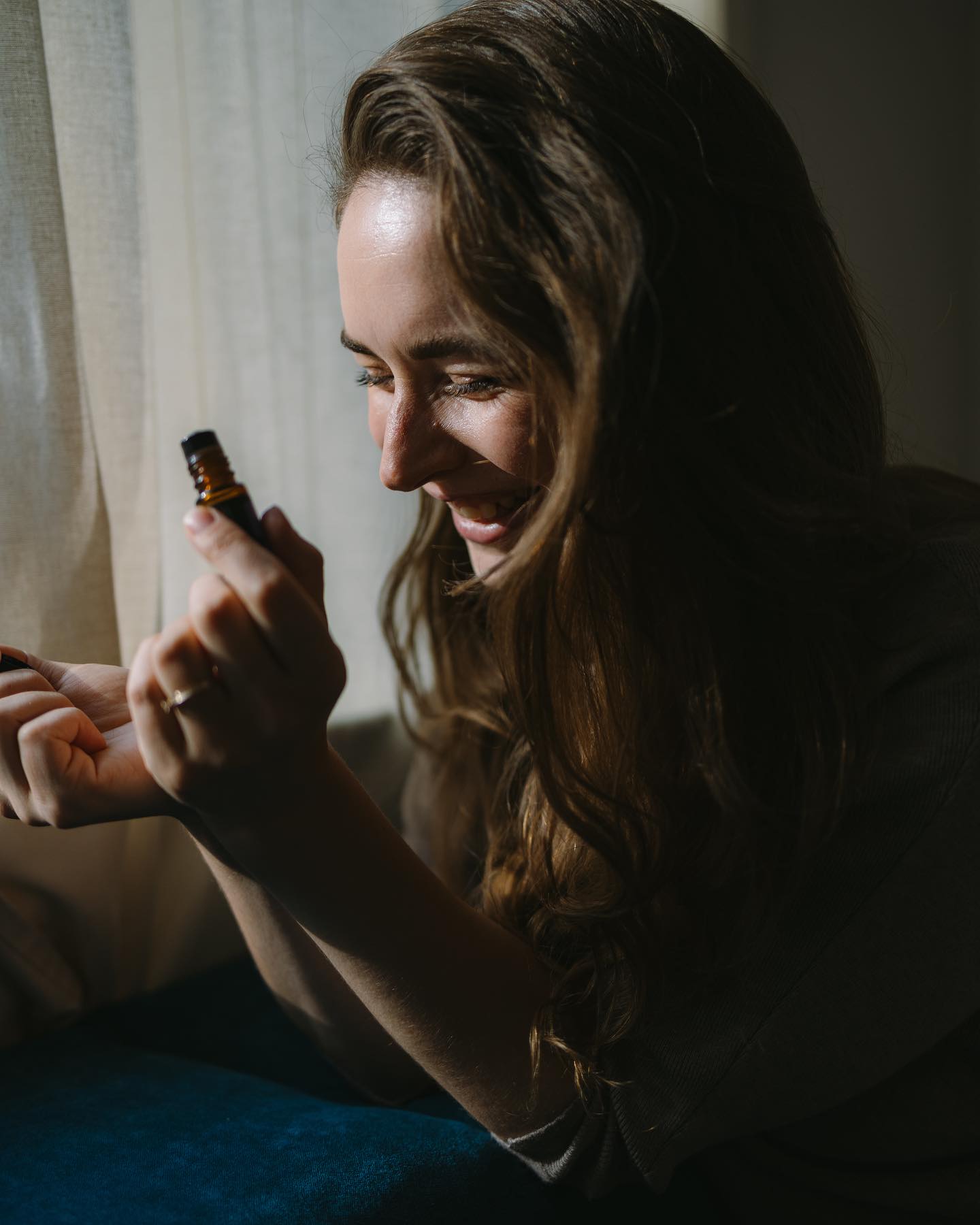 ✨ Jedes Jahr nehmen wir uns vor, die letzten Wochen des Jahres bewusst zu entschleunigen, ruhige Momente einzubauen und die Zeit bewusst zu genießen – und dann kommen doch wieder all die Termine, Besorgungen und To-Dos, und die besinnliche Zeit bleibt oft auf der Strecke.
Wer kennt es?
Die äußeren Faktoren können wir nicht immer ändern, aber wir können lernen, gesunde Grenzen zu setzen, unsere Energie zu schützen und unsere Pausen so zu gestalten, dass wir wirklich aufladen können. 🌿💫
Um dich genau dabei zu unterstützen, haben wir in den kommenden Wochen entspannte Events für dich geplant:
🌸 Slow Down & Recharge Online-Workshop – 19.11.
Erfahre, wie du mit ätherischen Ölen dein Wohlbefinden förderst, Stress reduzierst und kleine Auszeiten schaffst, die dich wieder in Balance bringen. Gemeinsam entdecken wir praktische Anwendungen und Selbstfürsorge-Rituale, die leicht in deinen Alltag integrierbar sind. Der Workshop findet um 19 Uhr statt – passend dazu erhältst du ein liebevoll verpacktes Päckchen mit den Ölen direkt nach Hause. 🧘♀️🌸
🌿 Slow Down & Recharge Week – 25.11.–01.12.
Eine Woche der Selbstfürsorge mit ätherischen Ölen, um das Jahresende bewusst anzugehen! Starte mit täglichen Ritualen und ätherischen Ölen, die dir helfen, das Tempo zu drosseln, Balance zu finden und gesunde Grenzen zu setzen. Jeden Tag erwartet dich ein neues Öl – für Schutz, Entspannung oder frische Energie. ✨💚
👉 Melde dich an und lass uns gemeinsam entschleunigen! Link in Bio 🔗
Amore Paula ❤️
Fotos: @anna.verburg
ANZEIGE
#SlowDownRecharge
#SelfcareWorkshop
#AchtsamkeitImAlltag
#SelfcareRituale
#ÄtherischeÖle
#Stressreduktion
#Selbstfürsorge
#Entschleunigung
#SelfcareRoutine
#InnereBalance
#SlowLiving
#SelfcareJourney