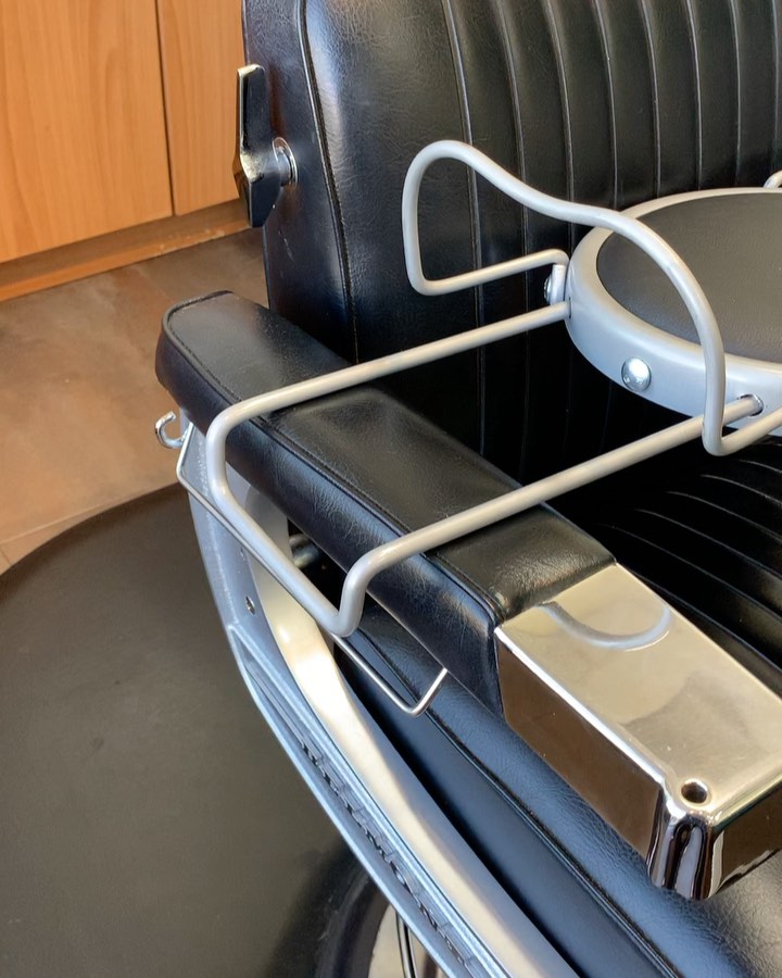 👻 before and after. Restoration of an antique barber booster child seat 🎃 Done by myself 😁
✅ paint stripper
✅ rust remover
✅ ganas 💪🏼
✅ barber love ❤️
#barber #haircut #hairprofessional #hairstylist #barbertools #barbearia #barbeiro #barbershop
#barberchair #tanyafranco #barberlove #barbering
#belmontbarberchair #antiquerestoration
#acehardware #rustoleum #silverspraypaint
#kleanstrippremiumstripper